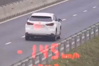 Xe ô-tô chạy với vận tốc 145km/giờ bị lực lượng Cảnh sát giao thông phát hiện và xử lý. 