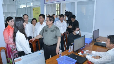 Thủ tướng Phạm Minh Chính trao đổi với lãnh đạo tỉnh An Giang, phường Thới Sơn về công tác phục vụ thủ tục hành chính cho người dân. (ẢNH: THANH GIANG)