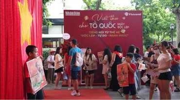 [Video] Xúc động và tự hào tại triển lãm “80 năm rạng rỡ non sông – Con đường Độc lập”
