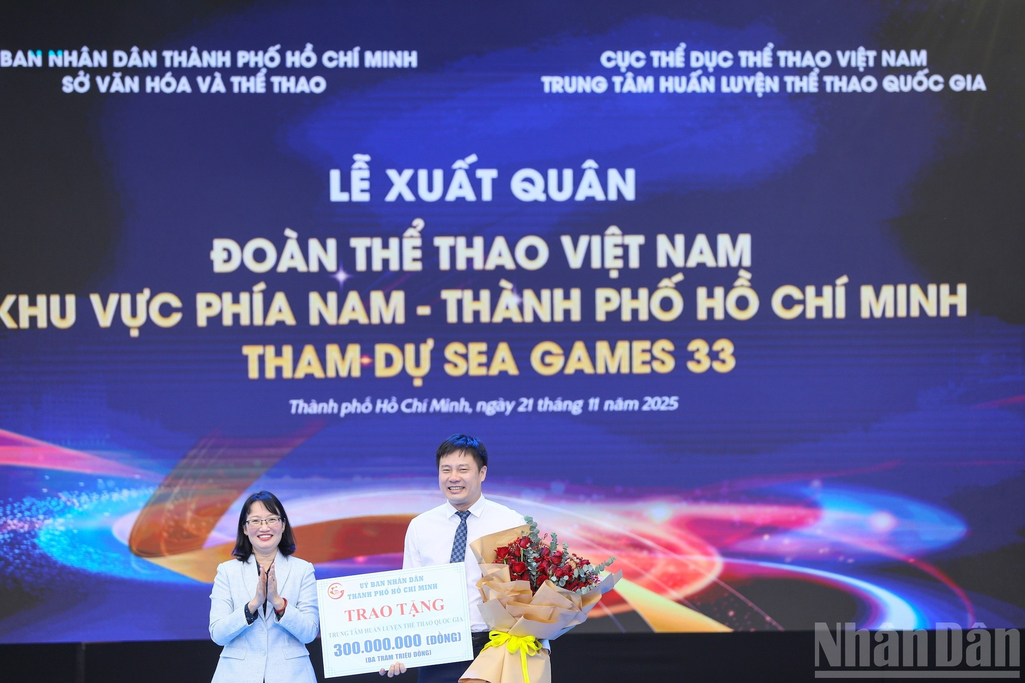 ndo_br_pct-ubnd-tp-tran-thi-dieu-thuy-trao-300-trieu-dong-cho-trung-tam-huan-luyen-the-thao-quoc-gia-tphcm.jpg