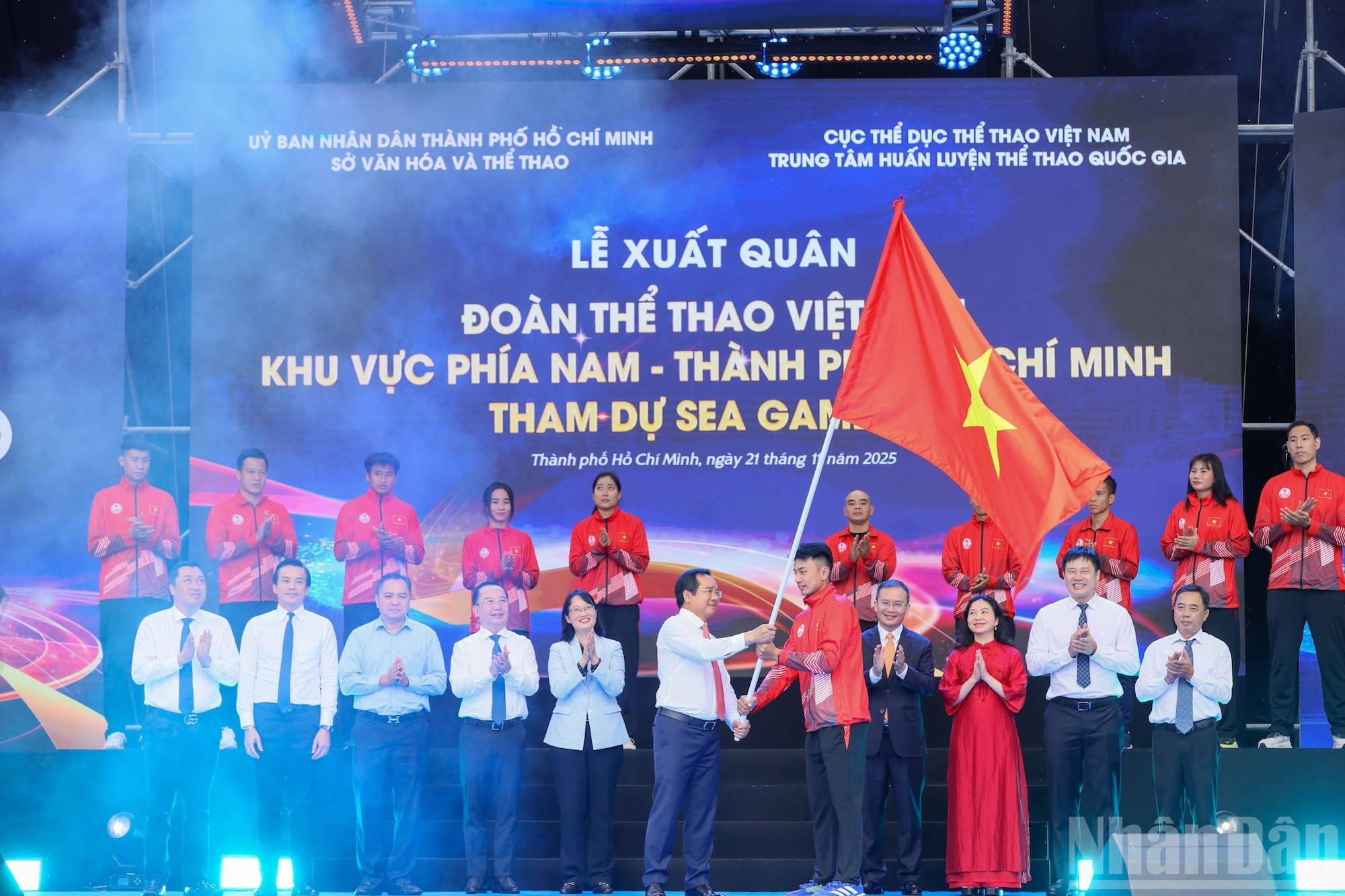 ndo_br_chu-tich-ubnd-tphcm-nguyen-van-duoc-thuc-hien-nghi-thuc-trao-co-tai-le-xuat-quan.jpg