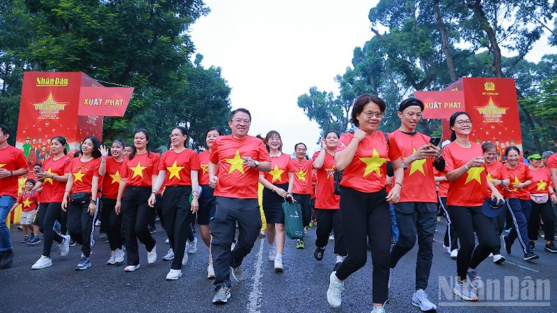 Người dân Thành phố Hồ Chí Minh tham dự sự kiện “1 tỷ bước chân vào kỷ nguyên mới”.