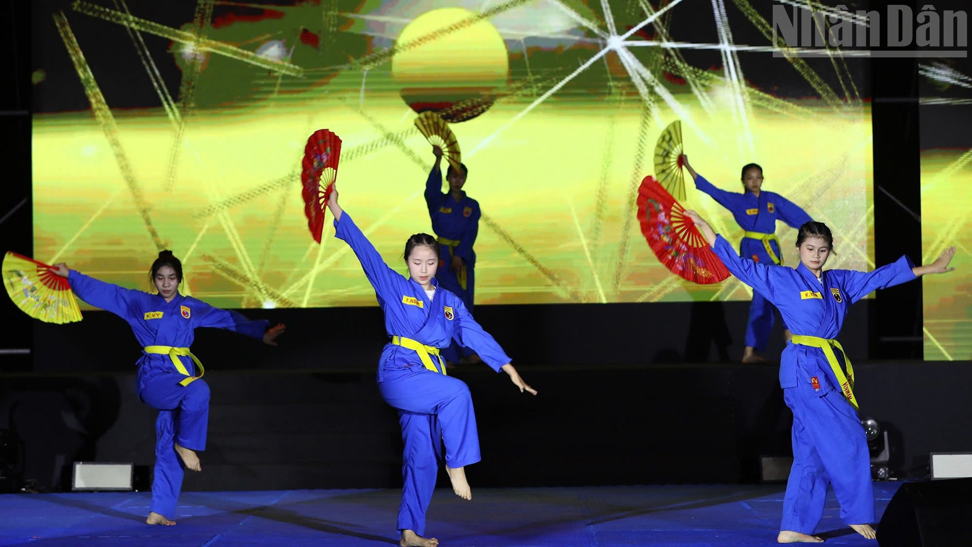 ndo_tr_mon-vo-viet-vovinam-vinh-du-bieu-dien-dau-tien-o-dem-khai-mac-lien-hoan.jpg