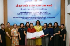 Lễ ký kết Biên bản ghi nhớ hợp tác giữa hai đơn vị. Ảnh: Plan International Việt Nam.