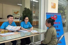 Cán bộ Bảo hiểm xã hội Hà Tĩnh (Bảo hiểm xã hội khu vực XV) tuyên truyền chính sách bảo hiểm xã hội, bảo hiểm y tế cho người dân.