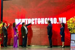 Đại diện các lãnh đạo Bộ Dân tộc và Tôn giáo bấm nút khai trương Tạp chí Dân tộc và Tôn giáo điện tử.