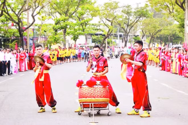 Lễ hội biển Sơn Trà diễn ra vào đầu xuân hằng năm là dịp để ôn lại truyền thống và phát huy nghề biển của cư dân ven biển Sơn Trà.