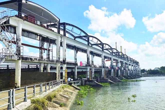Hệ thống cống ngăn mặn tại xã Nhị Long, tỉnh Vĩnh Long.
