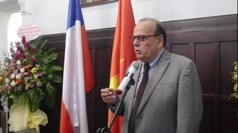 Đại sứ Chile tại Việt Nam Claudio De Negri phát biểu tại lễ khánh thành đoạn đường gốm do họa sĩ Chile Alejandro Mono Gonzalez thiết kế nhân kỷ niệm 207 năm Quốc khánh nước Cộng hòa Chile, ngày 18/9/2017, tại Hà Nội. (Ảnh: KHÁNH LAN) chile2-1852-8282.jpg