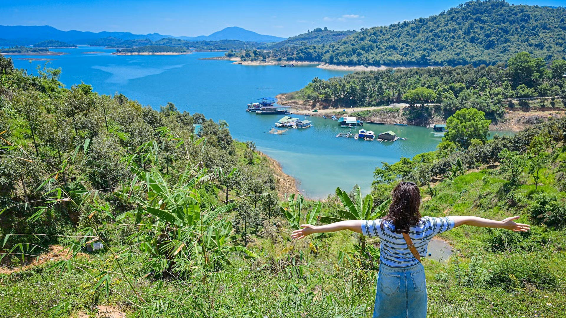 Hồ thủy điện Đa Mi-Hàm Thuận (Lâm Đồng) nằm trên lưu vực sông La Ngà, với màu nước xanh mát thu hút du khách trải nghiệm dọc theo Quốc lộ 55.