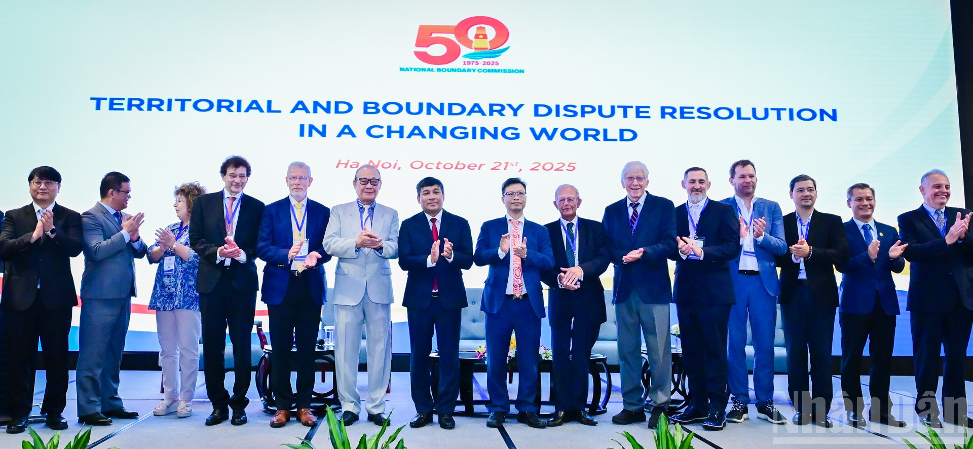 Lãnh đạo Bộ Ngoại giao và các diễn giả tham dự hội thảo.