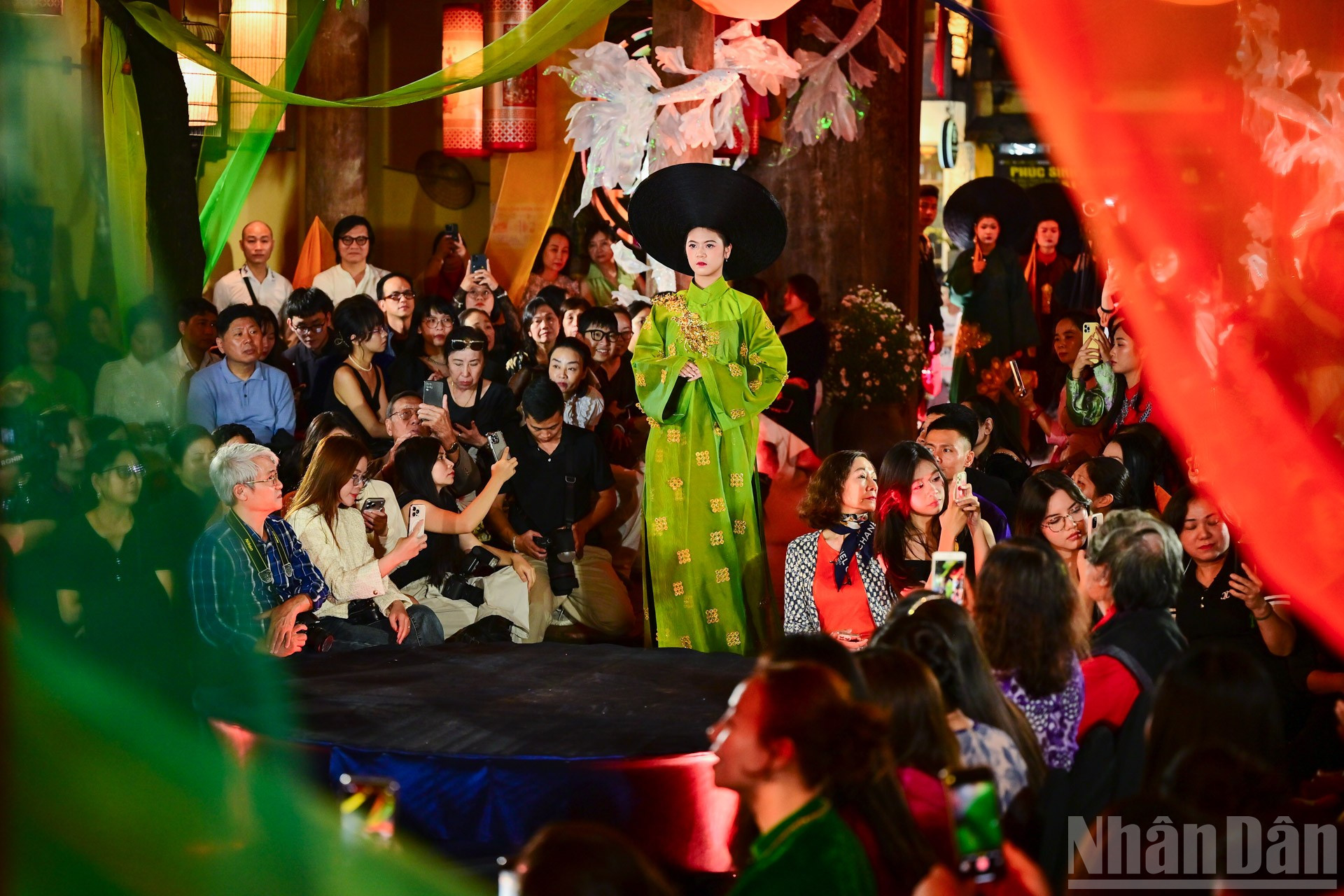 Trang phục áo dài trình diễn trong đêm khai mạc chuỗi sự kiện Văn hóa mừng 20 năm ngày Di sản Văn hóa Việt Nam.