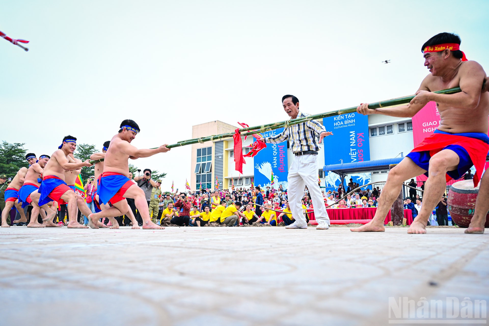 Kéo co vừa là trò chơi hấp dẫn trong ngày hội, vừa là nghi lễ linh thiêng gắn với ước vọng mưa thuận gió hòa và mùa màng bội thu.