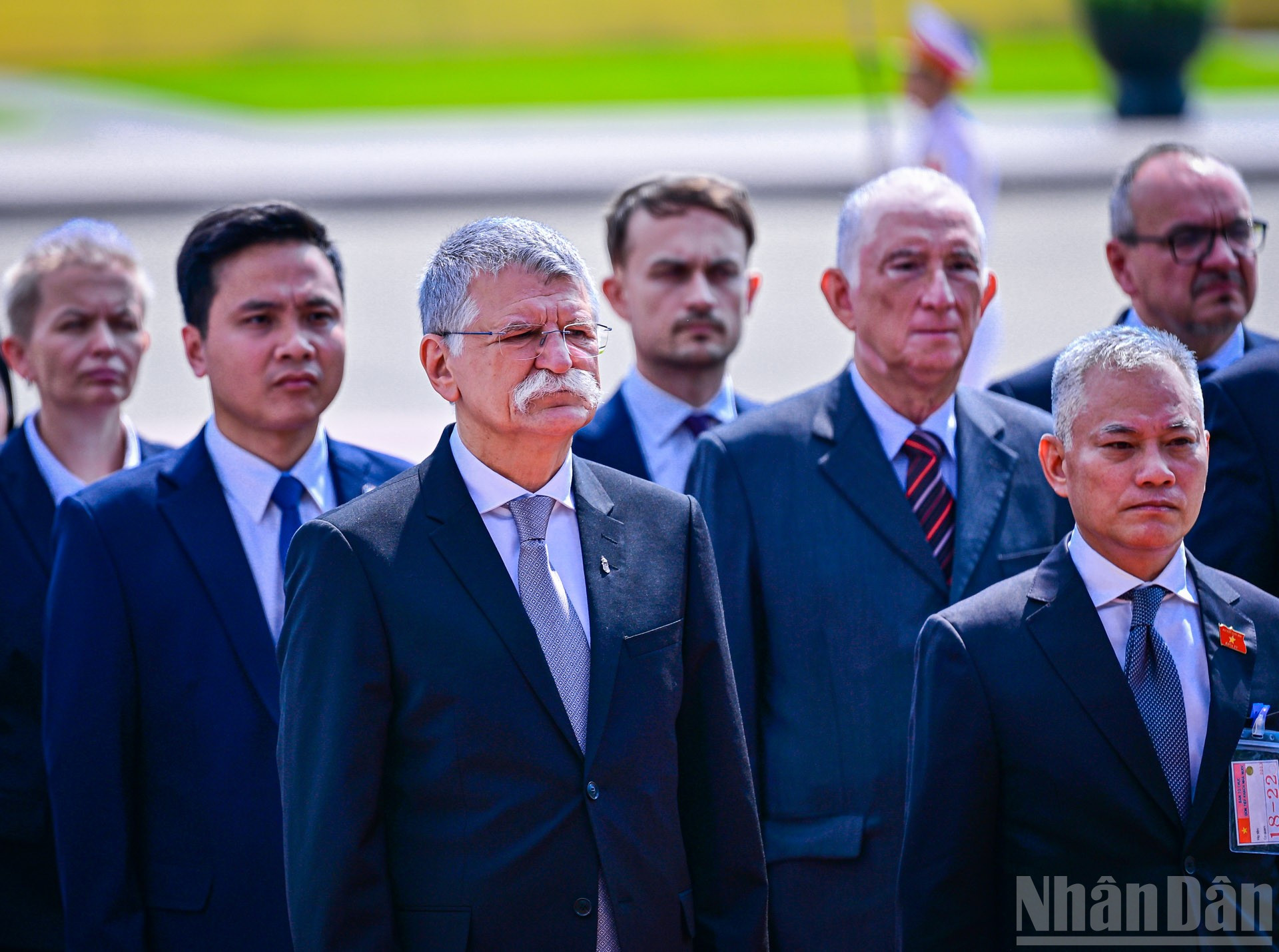 Chủ tịch Quốc hội Hungary Kover Laszlo trước Lăng Chủ tịch Hồ Chí Minh. ndo_br_hungary-10.jpg