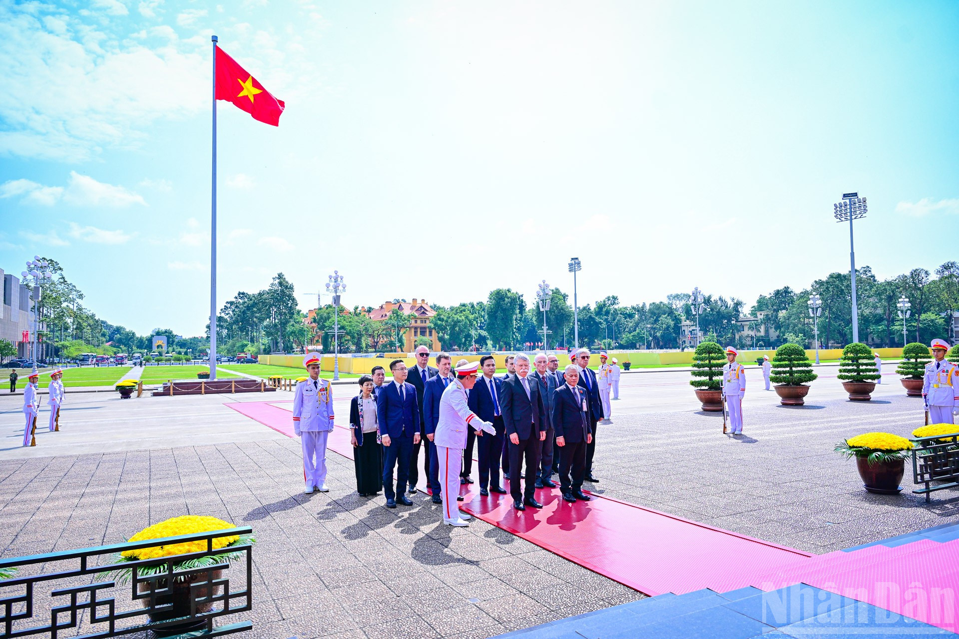 Chủ tịch Quốc hội Hungary Kover Laszlo và Đoàn đại biểu cấp cao Quốc hội Hungary vào Lăng viếng Chủ tịch Hồ Chí Minh. ndo_br_hungary-8.jpg