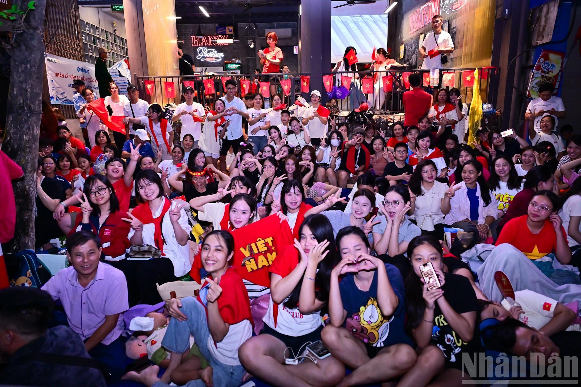 Thế hệ trẻ hân hoan thể hiện tình yêu đất nước. ndo_br_img-0252.jpg
