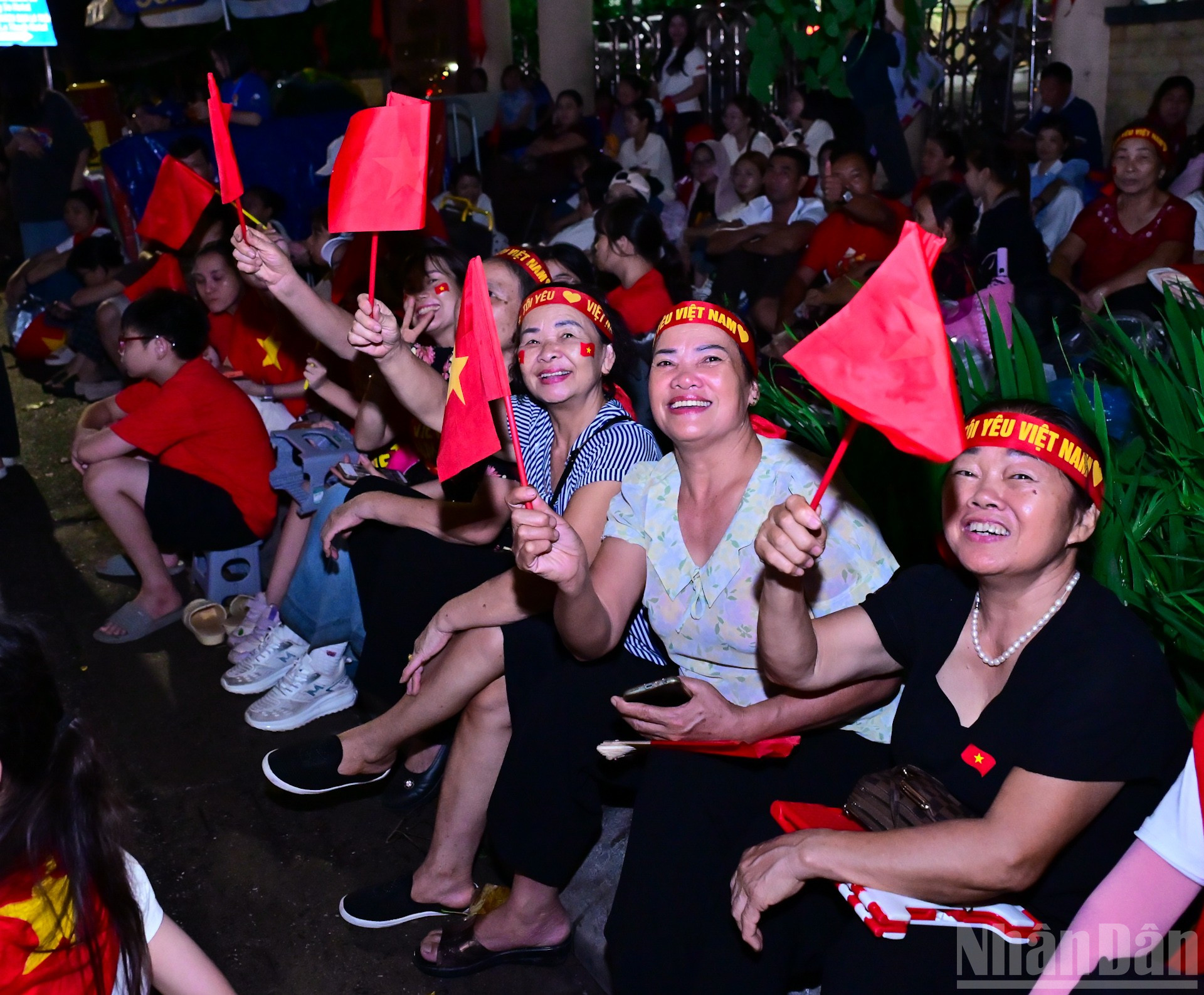 Người cao tuổi không quản ngại đêm khuya, hào hứng hoà cùng dòng người. ndo_br_img-0247.jpg