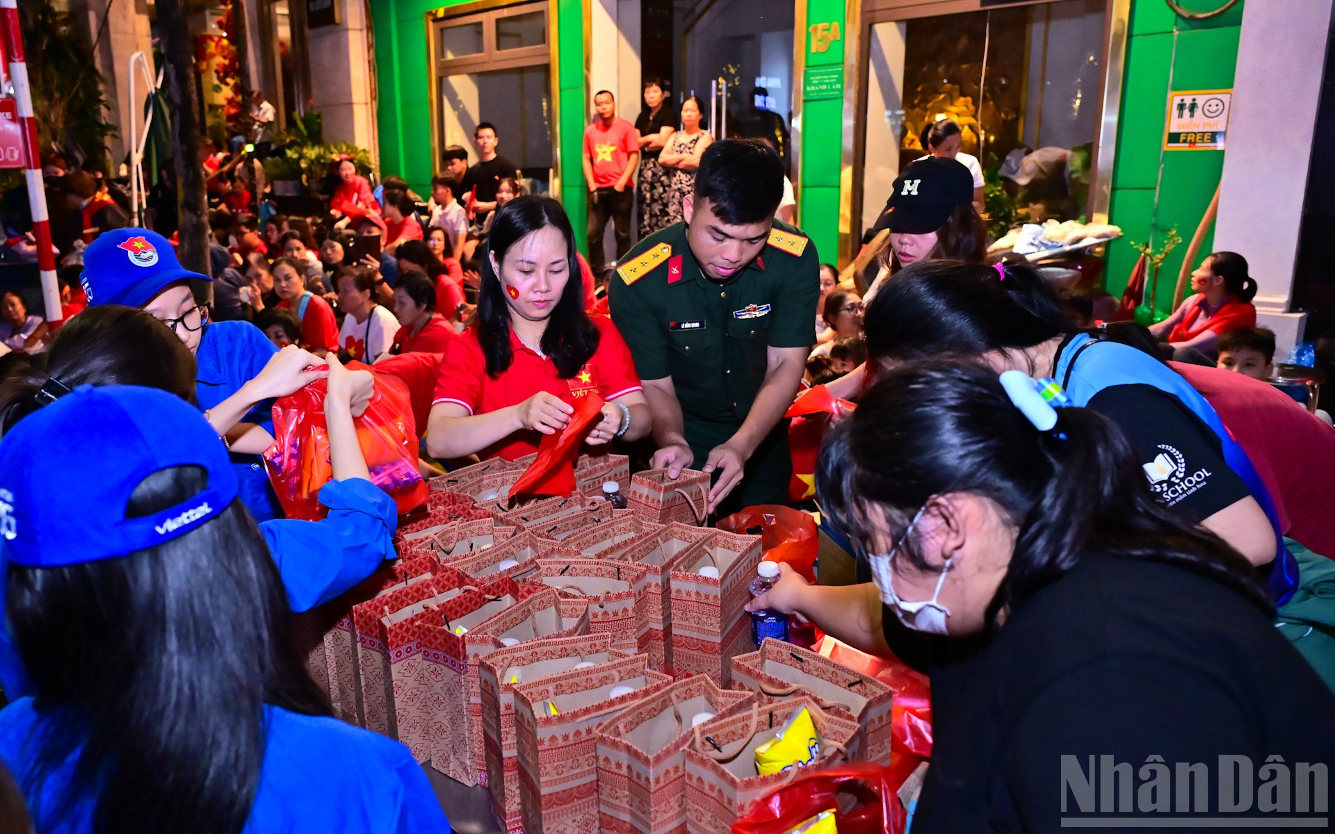 Nhiều tổ chức, đơn vị từ thiện cũng dành tặng nhiều phần thực phẩm hỗ trợ người dân đi xem diễu binh, diễu hành. Trong ảnh: Các phần thực phẩm của Sư đoàn 312. ndo_br_img-0246.jpg