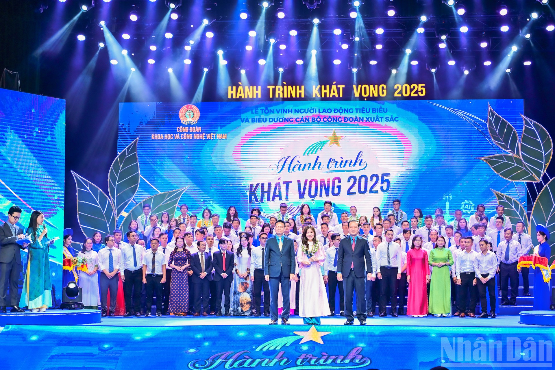 ថ្នាក់ដឹកនាំក្រសួងវិទ្យាសាស្ត្រ និងបច្ចេកវិទ្យា និងសហភាពពាណិជ្ជកម្មវិទ្យាសាស្ត្រ និងបច្ចេកវិទ្យា បានបង្ហាញនិមិត្តសញ្ញា និងកម្រងផ្កា ដើម្បីអបអរសាទរបុគ្គលិកនៃសហភាពពាណិជ្ជកម្មកាសែត Nhan Dan ។ ndo_br_img-0704.jpg
