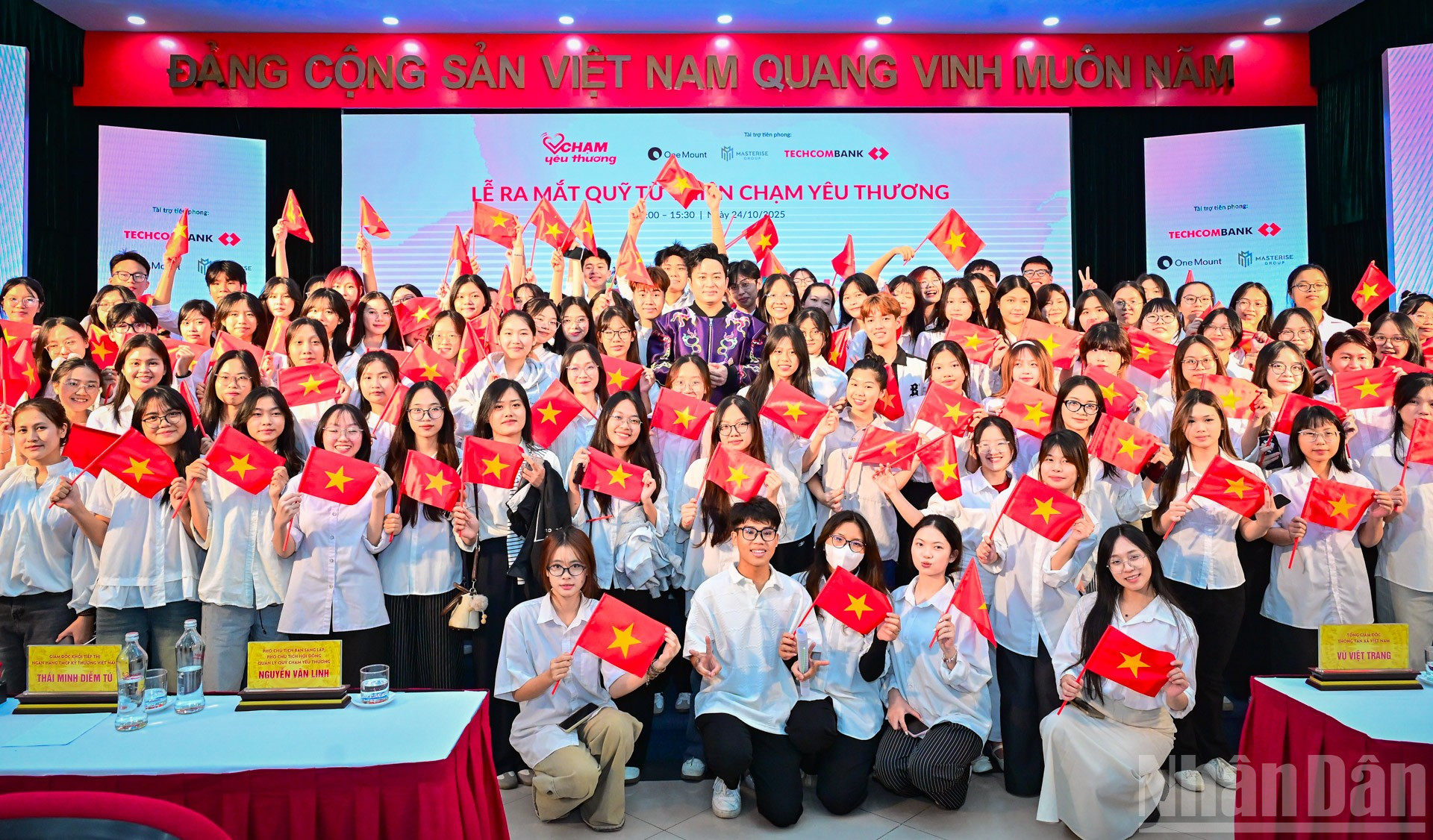Đại sứ thương hiệu và các tình nguyện viên của Quỹ từ thiện Chạm yêu thương lưu lại khoảnh khắc tại chương trình. ndo_br_9.jpg
