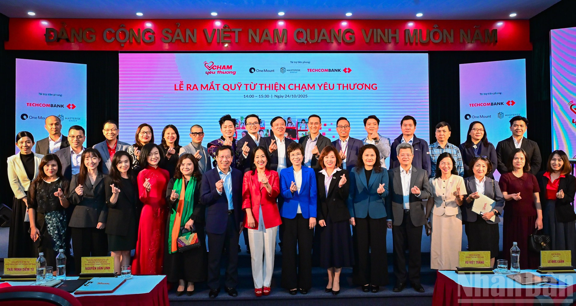 Các đại biểu chào mừng sự ra mắt Quỹ từ thiện "Chạm yêu thương".