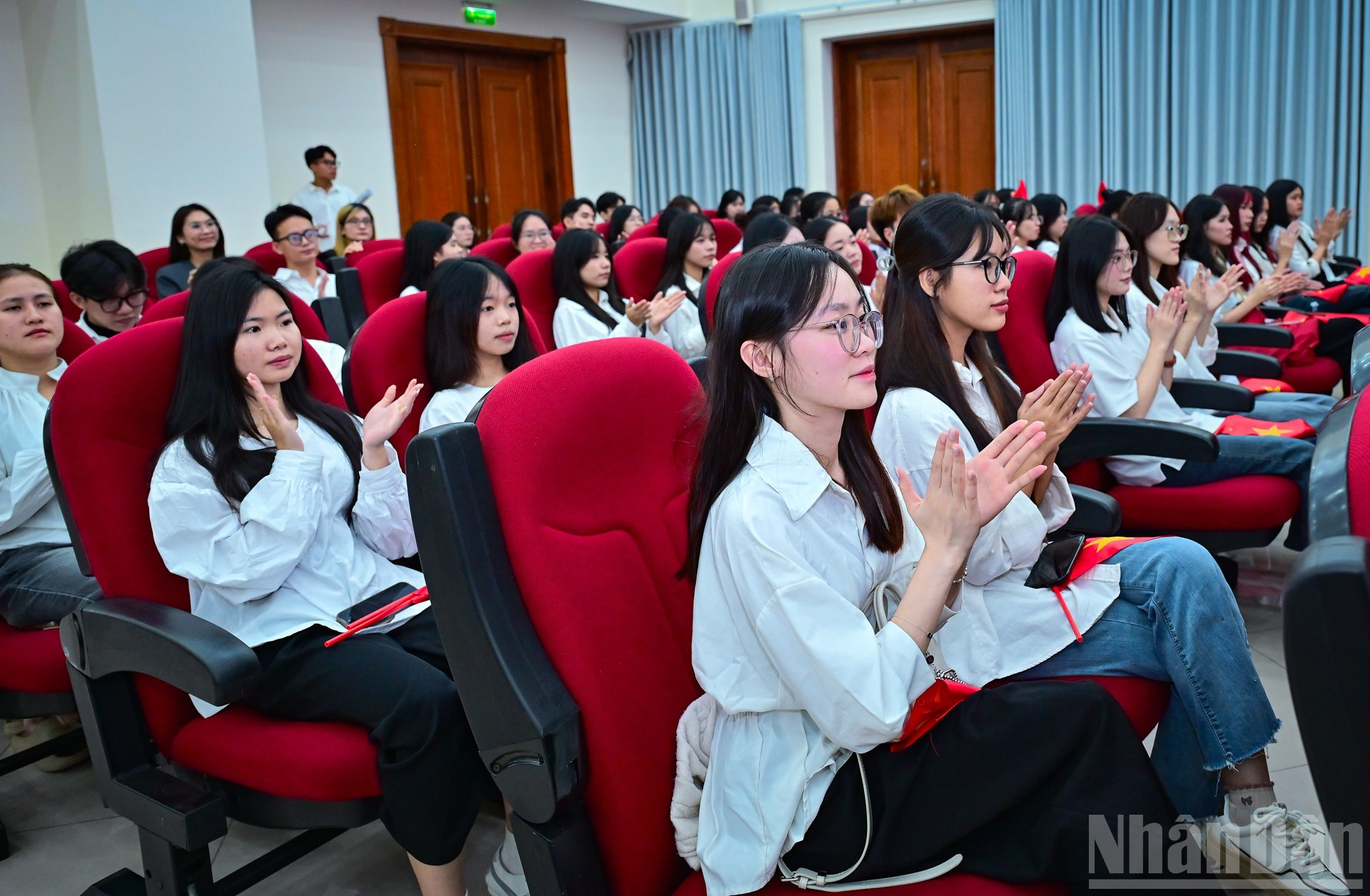 Đông đảo tình nguyện viên của Quỹ từ thiện Chạm yêu thương tham dự chương trình. ndo_br_2.jpg