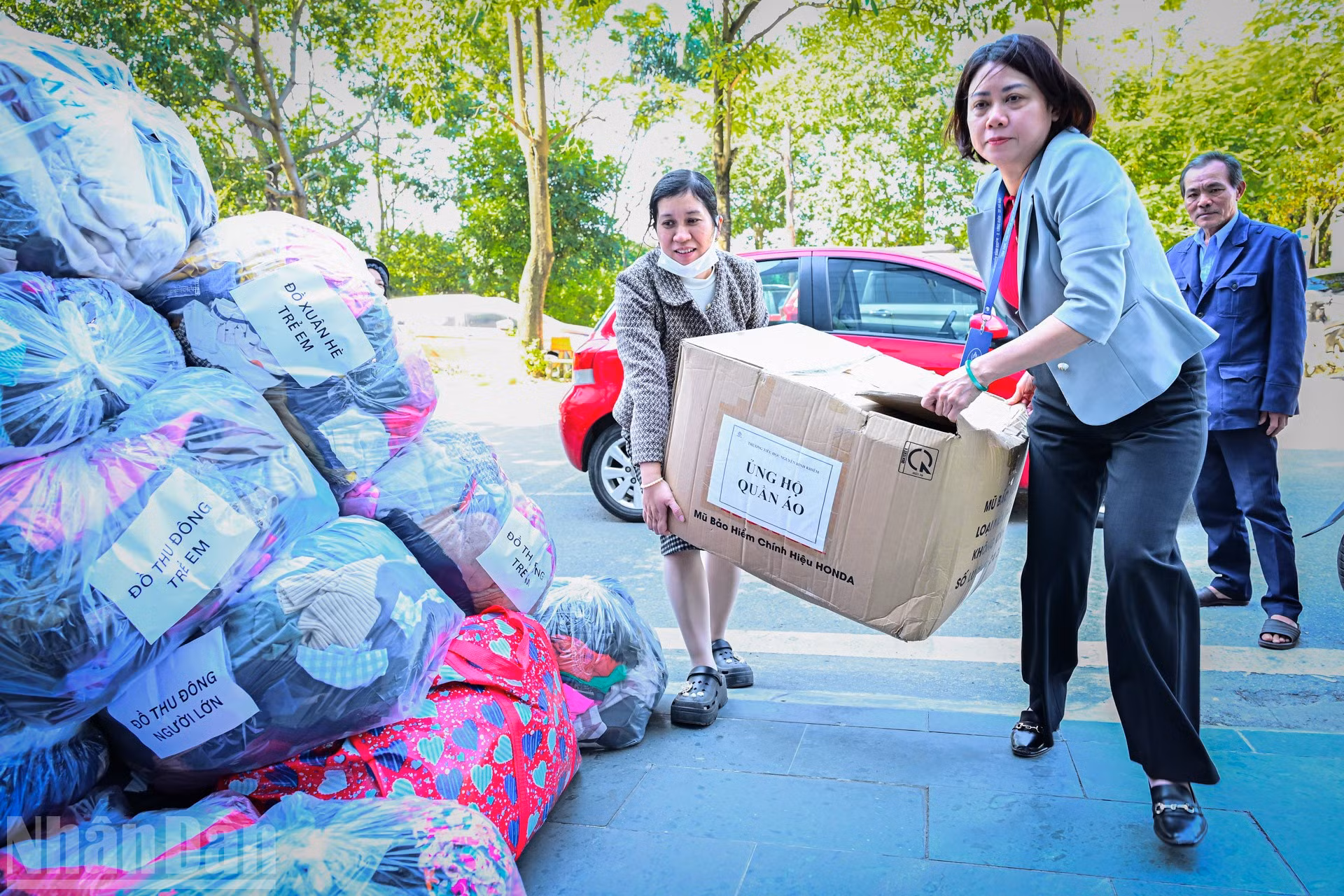 Cán bộ, giáo viên trường Tiểu học Nguyễn Bỉnh Khiêm, phường Việt Hưng (Hà Nội) mang quần áo ủng hộ người dân bị ảnh hưởng mưa lũ các tỉnh miền trung-Tây Nguyên.