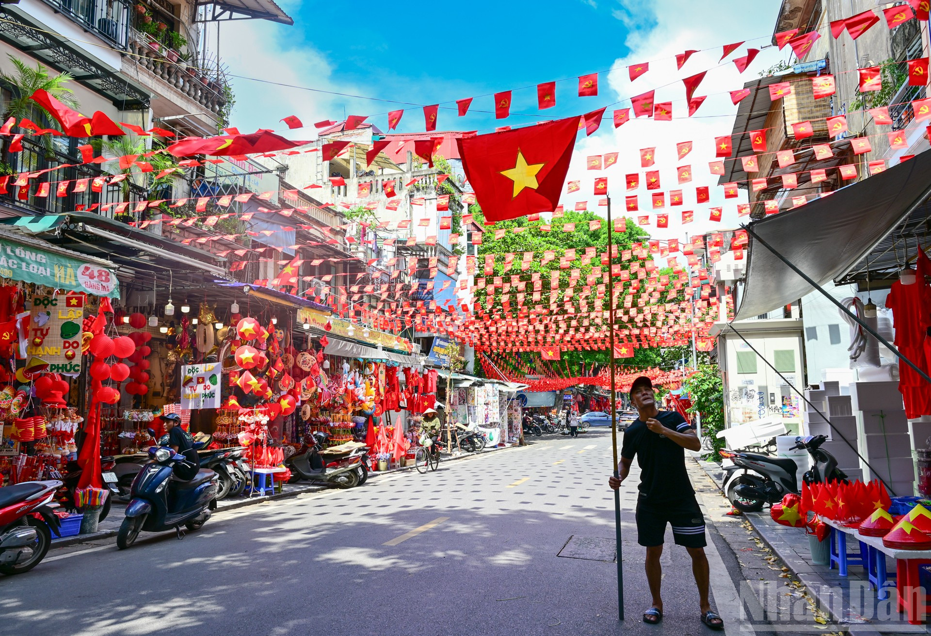 Cờ Đảng, cờ Tổ quốc tung bay dưới nắng thu Hà Nội. ndo_br_6.jpg