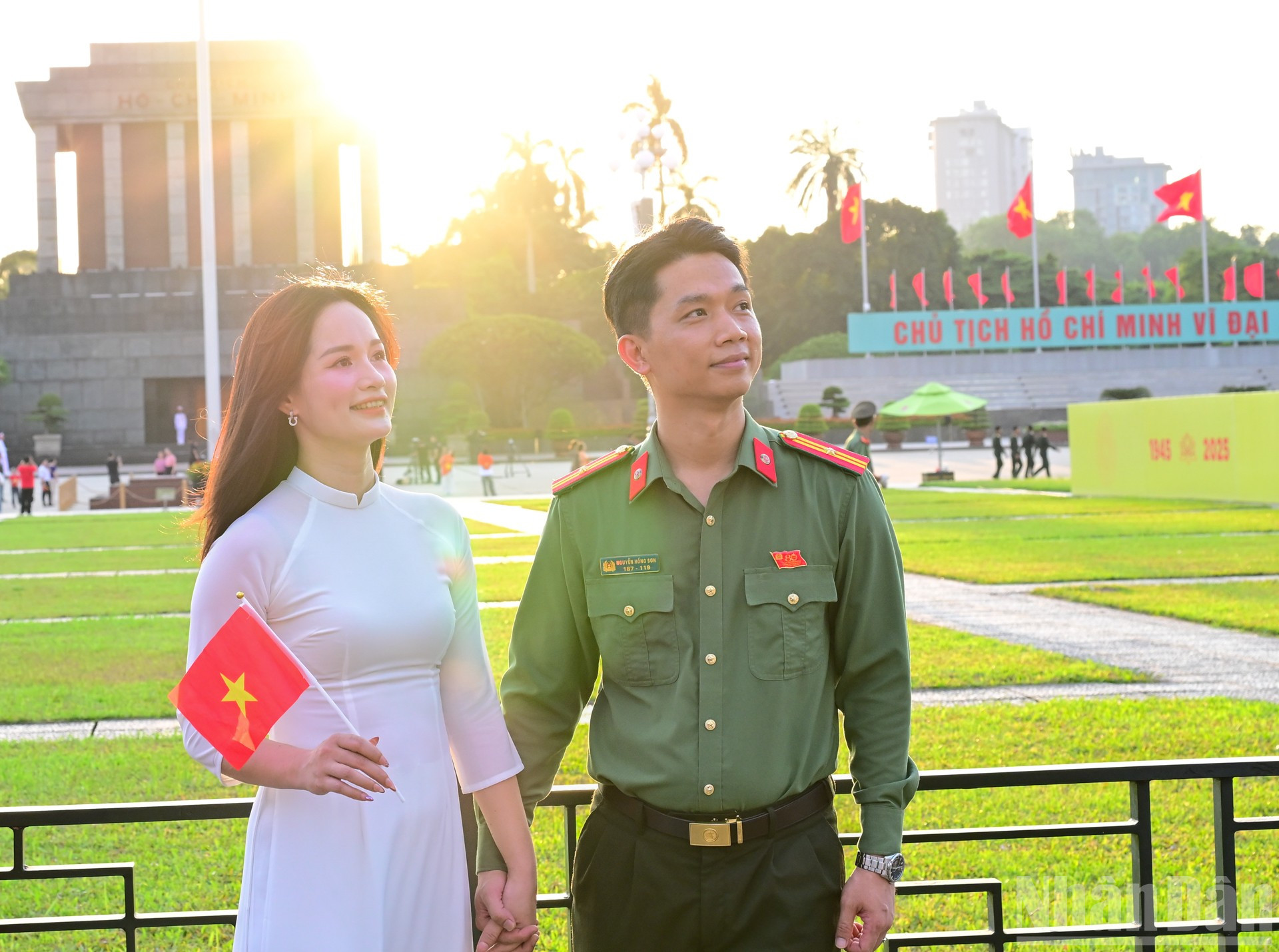 Mọi con đường đều hướng tới Quảng trường Ba Đình lịch sử. Người dân từ khắp nơi nô nức đến trước Lăng Bác để ghi lại hình ảnh kỷ niệm dịp này. ndo_br_12.jpg