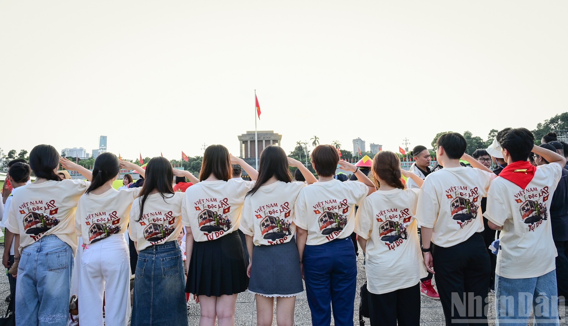 Thế hệ trẻ thể hiện lòng yêu nước theo cách trẻ trung, mới lạ nhưng không kém phần nhiệt huyết. ndo_br_11.jpg