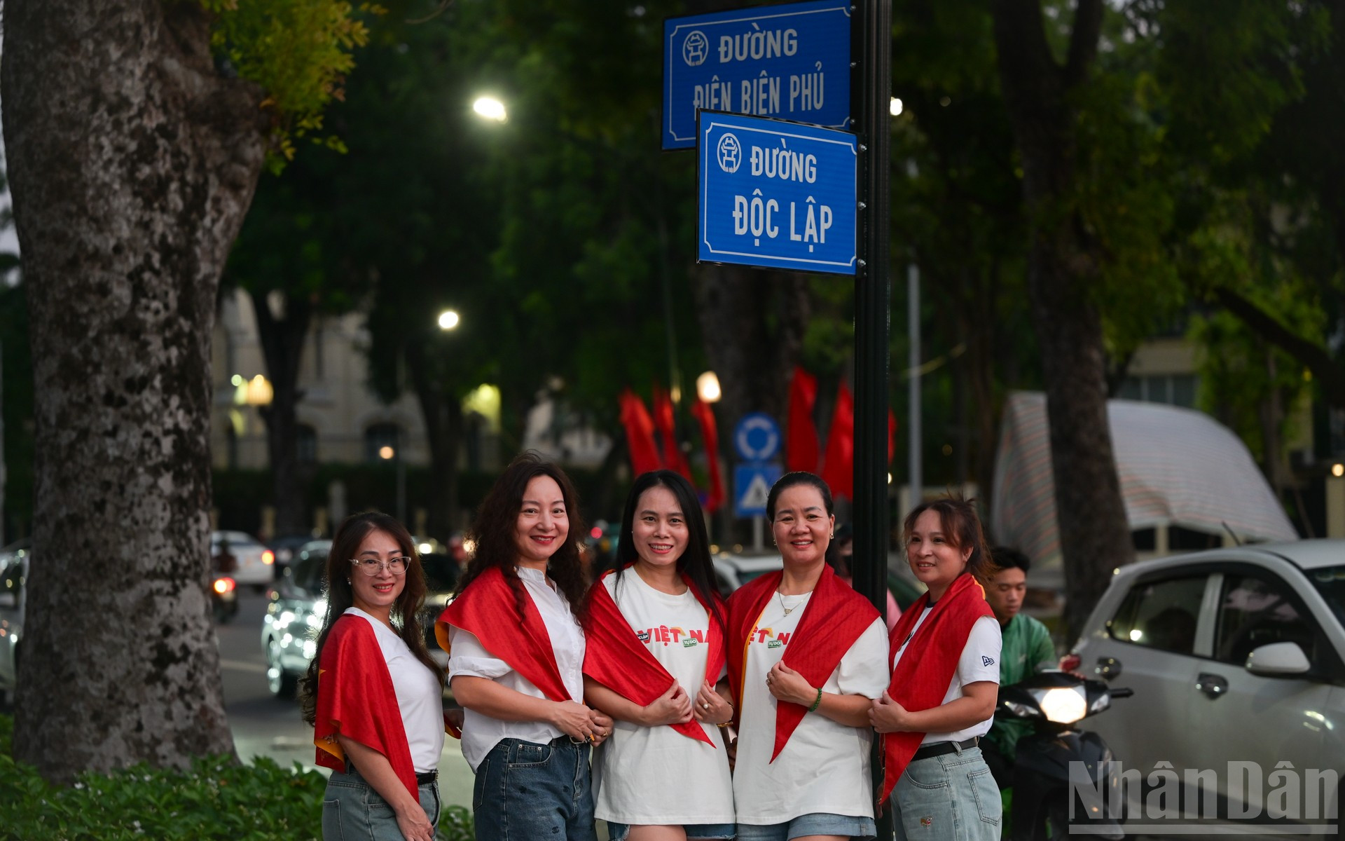 Nhiều góc check-in đẹp từ đường Độc Lập đến đường Hùng Vương luôn tấp nập các bạn trẻ chụp ảnh lưu niệm. ndo_br_14.jpg