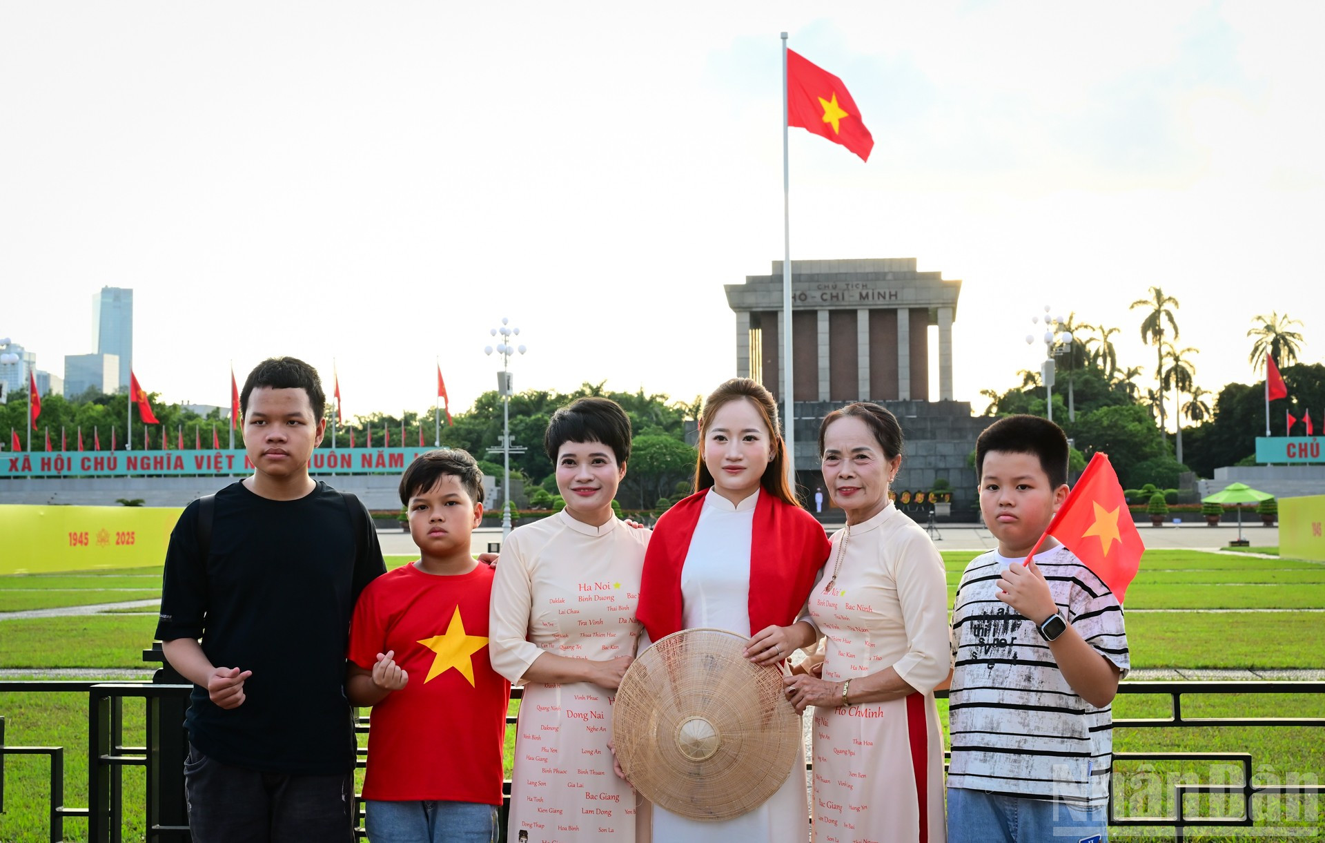 Các thế hệ trong gia đình lưu lại những khoảnh khắc vào thời điểm lịch sử của đất nước. ndo_br_13.jpg