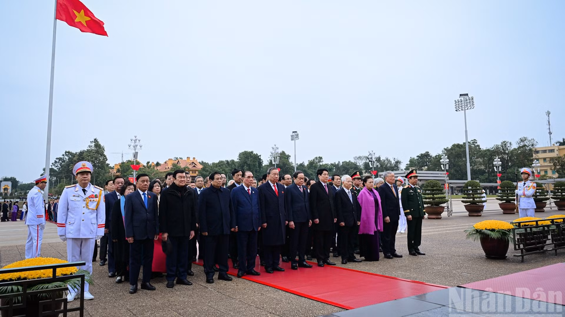 Tổng Bí thư Tô Lâm, Chủ Tịch nước Lương Cường, Thủ tướng Phạm Minh Chính, Chủ tịch Quốc hội Trần Thanh Mẫn, Thường trực Ban Bí thư Trần Cẩm Tú cùng các đồng chí lãnh đạo, nguyên lãnh đạo Đảng, Nhà nước và các đại biểu Quốc hội thành kính tưởng nhớ công lao to lớn của Chủ tịch Hồ Chí Minh
