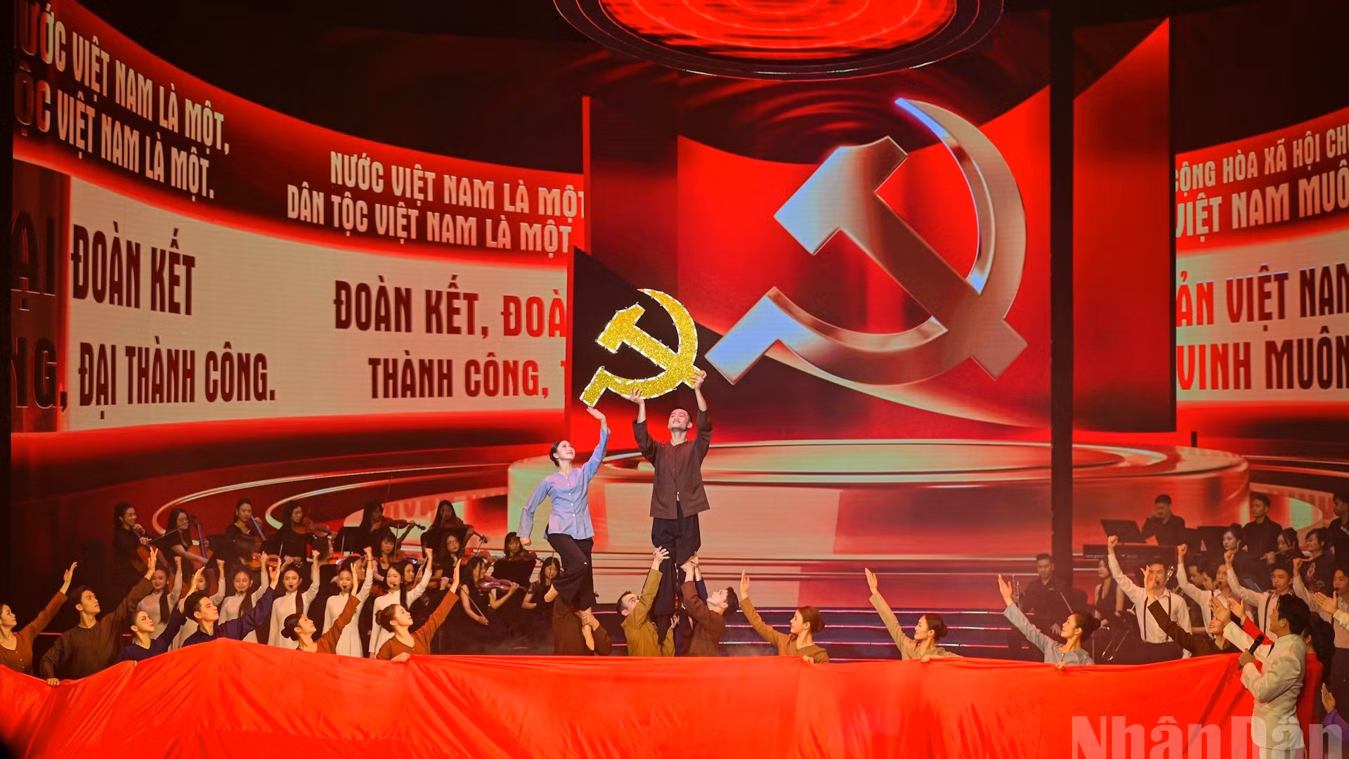 Một tiết mục trong chương trình nghệ thuật chính luận “Mãi mãi niềm tin theo Đảng”. (Ảnh: BẢO LONG)