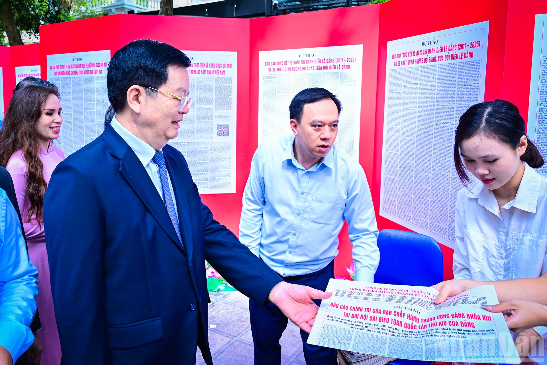 Phó Thủ tướng Chính phủ Mai Văn Chính nhận Phụ trương “Công bố dự thảo các văn kiện Đại hội XIV của Đảng” của Báo Nhân Dân. ndo_br_1.jpg
