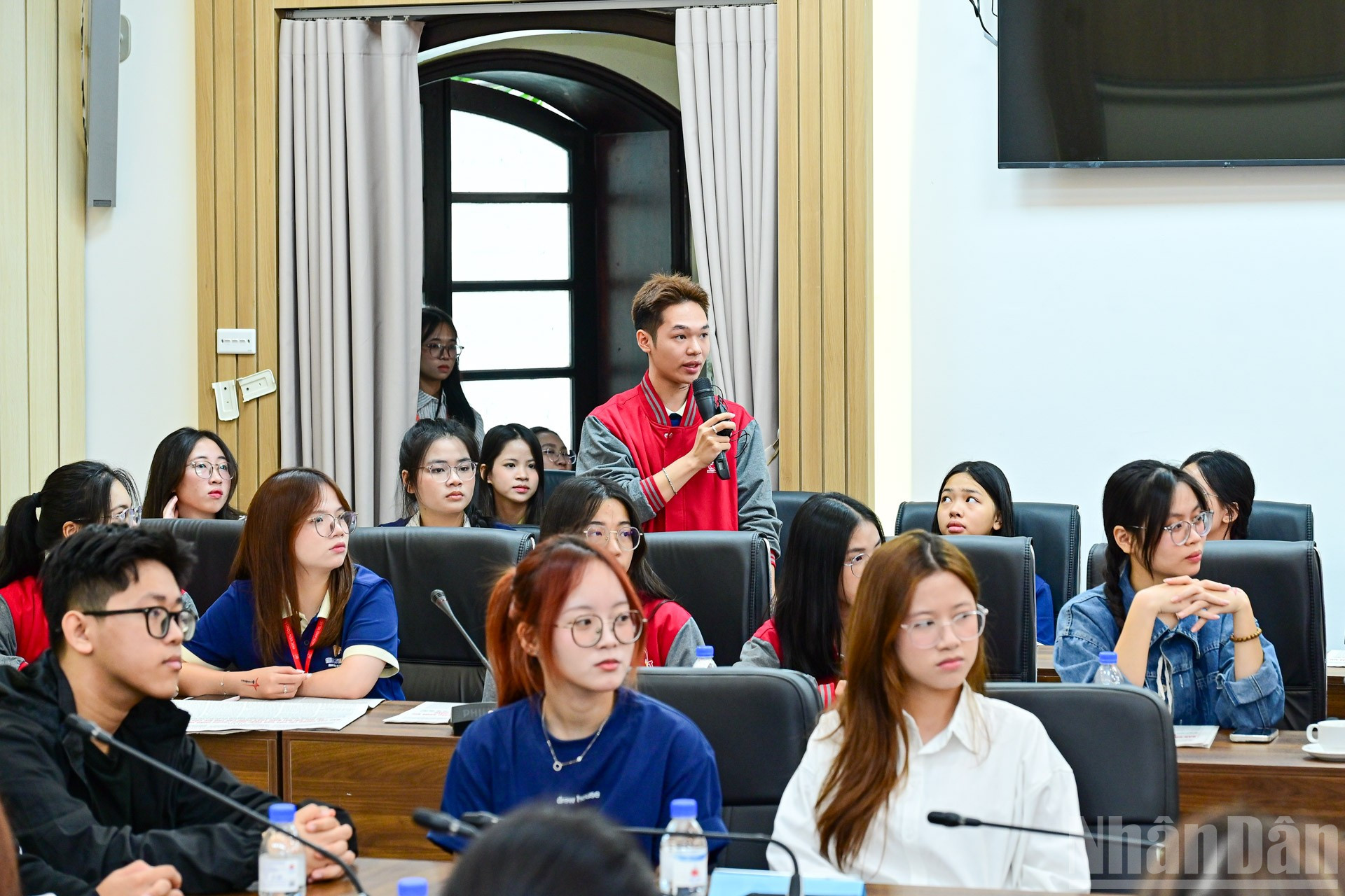 Các đại biểu đại diện thế hệ trẻ trao đổi và chia sẻ góc nhìn đến các diễn giả. ndo_br_7.jpg
