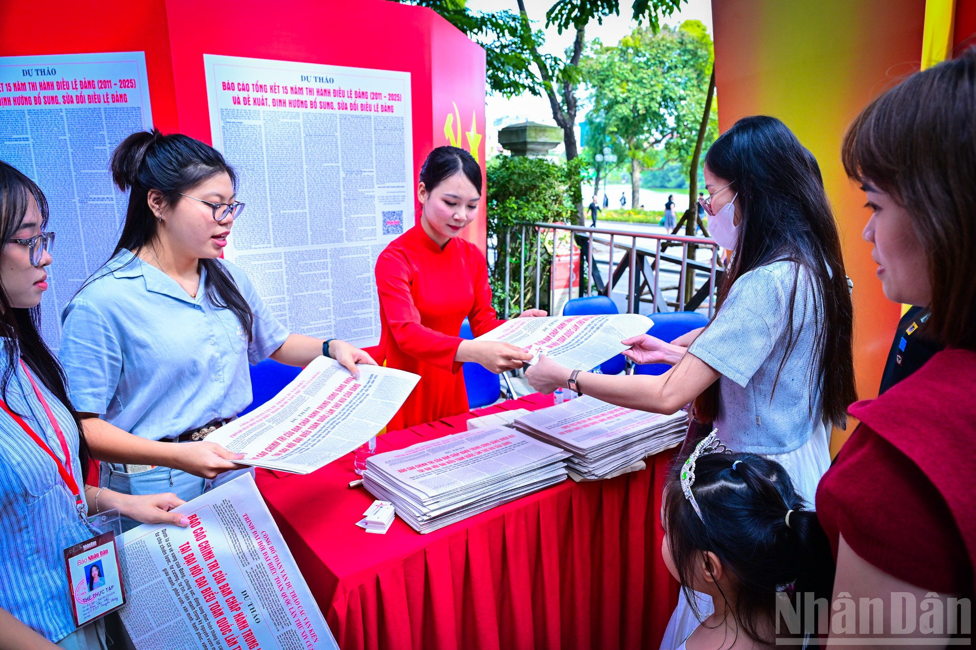 Độc giả nhận Phụ trương “Công bố dự thảo các văn kiện Đại hội XIV của Đảng” của Báo Nhân Dân. ndo_br_9.jpg