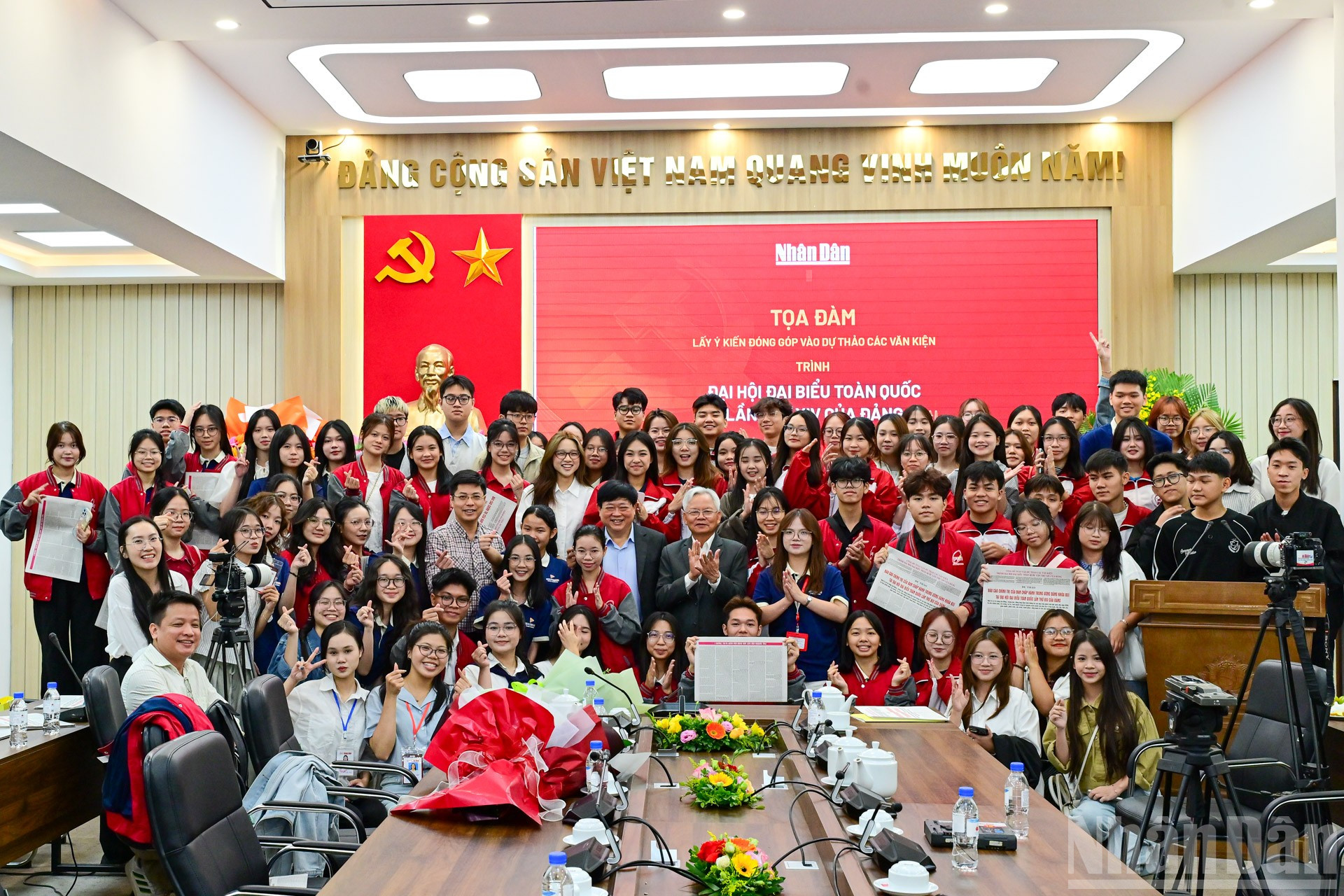 Diễn giả và các bạn trẻ lưu lại khoảnh khắc trong chương trình. ndo_br_1-422.jpg