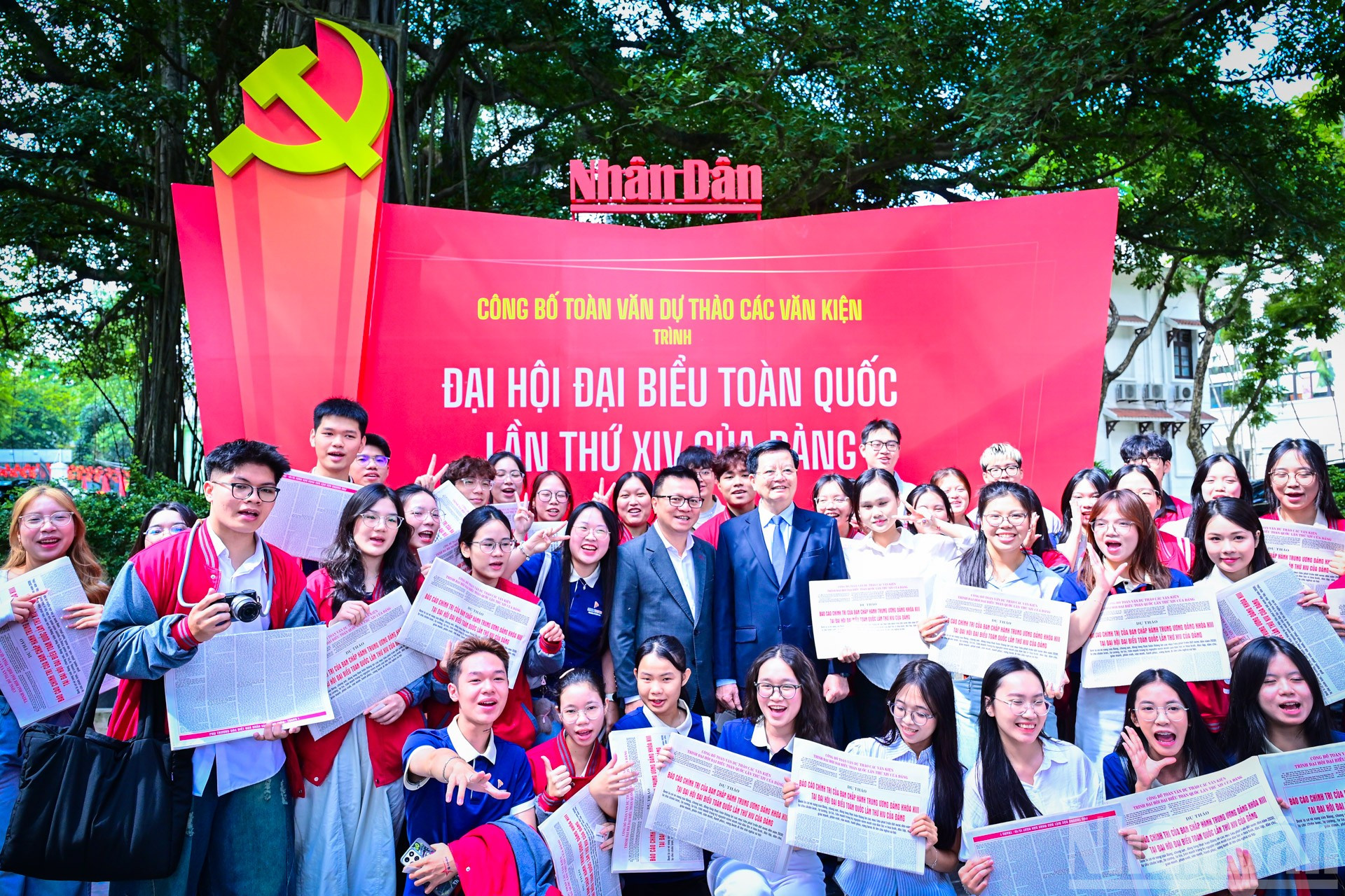 Các đồng chí lãnh đạo tham quan khu vực trưng bày và chụp ảnh lưu niệm cùng các độc giả trẻ. ndo_br_5.jpg