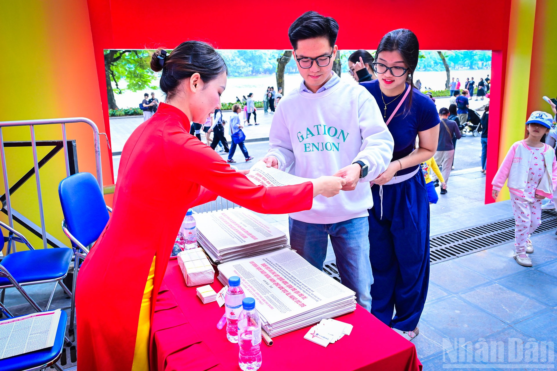 Nhiều độc giả trẻ quan tâm đến Phụ trương “Công bố dự thảo các văn kiện Đại hội XIV của Đảng” của Báo Nhân Dân. ndo_br_10.jpg