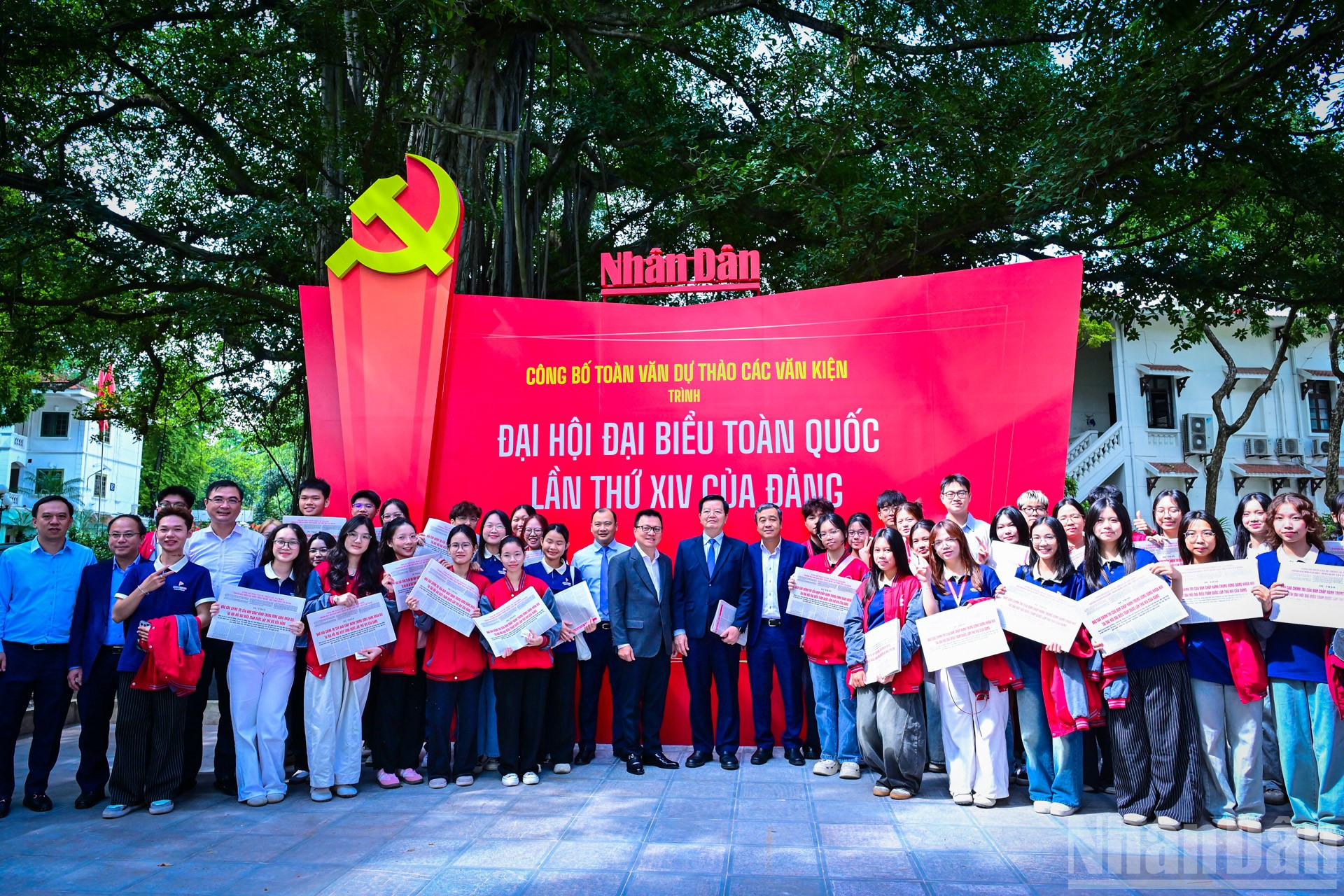 Các đồng chí lãnh đạo tham quan khu vực trưng bày và chụp ảnh lưu niệm cùng các độc giả trẻ. ndo_br_4.jpg
