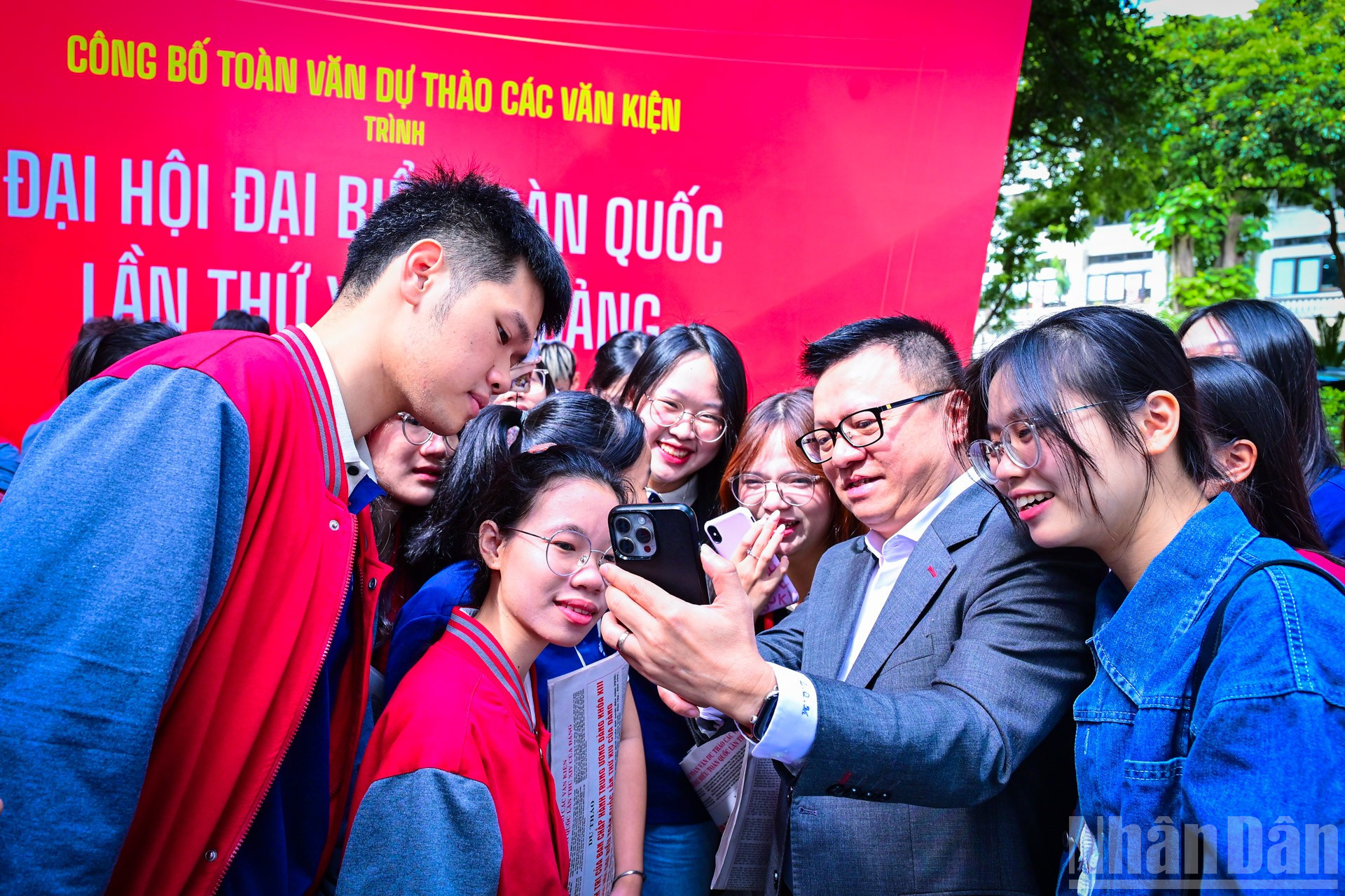 Tổng Biên tập Báo Nhân Dân Lê Quốc Minh hướng dẫn các bạn trẻ truy cập vào trang thông tin chính thức của Đại hội XIV để góp ý vào dự thảo Văn kiện. ndo_br_8.jpg