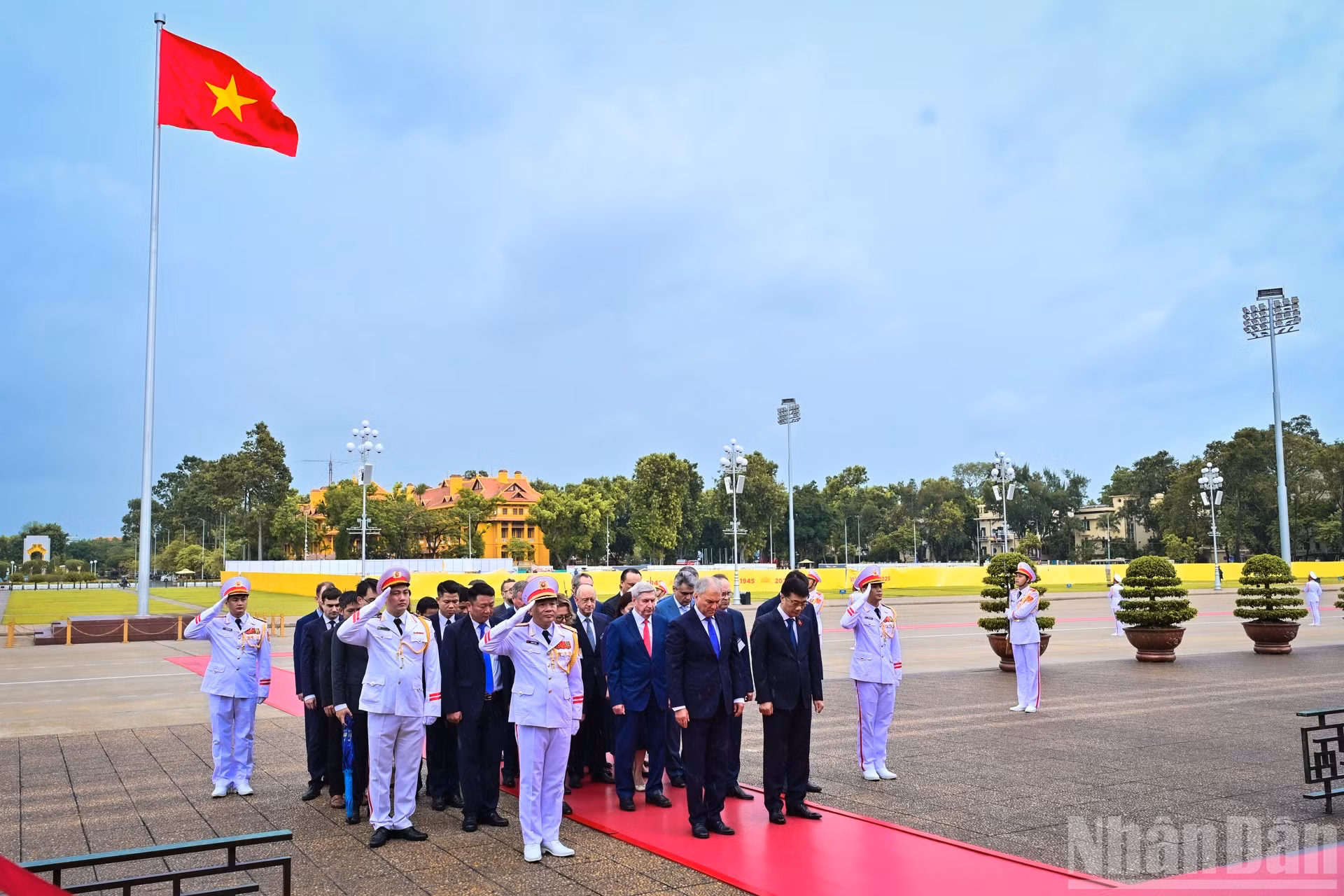 Chủ tịch Duma Quốc gia Nga Vyacheslav Volodin và đoàn đại biểu cấp cao Nga thành kính tưởng nhớ Chủ tịch Hồ Chí Minh.