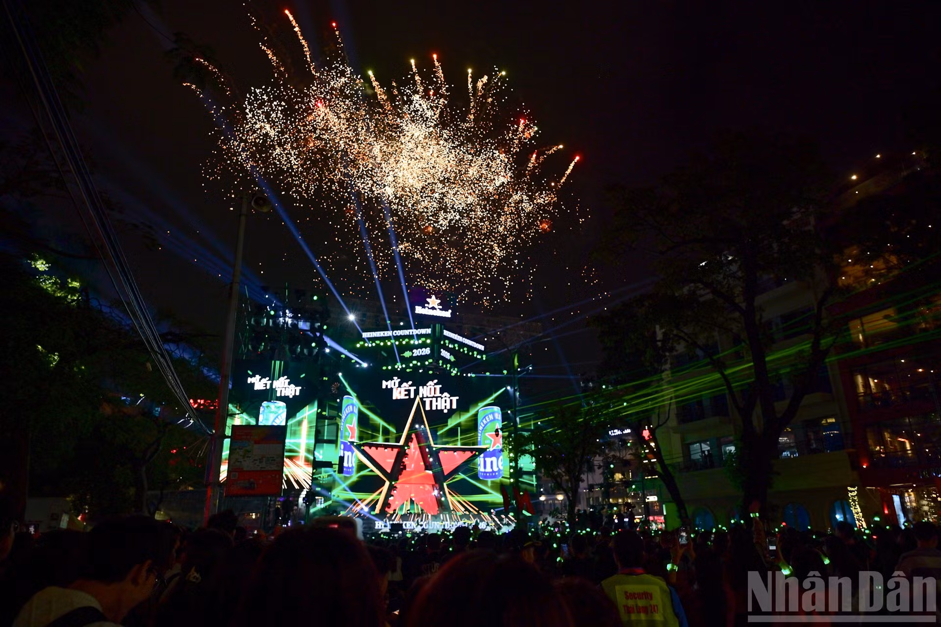 Chương trình Countdown thường niên chào đón năm mới 2026 tại không gian phố đi bộ Hồ Hoàn Kiếm (Hà Nội).