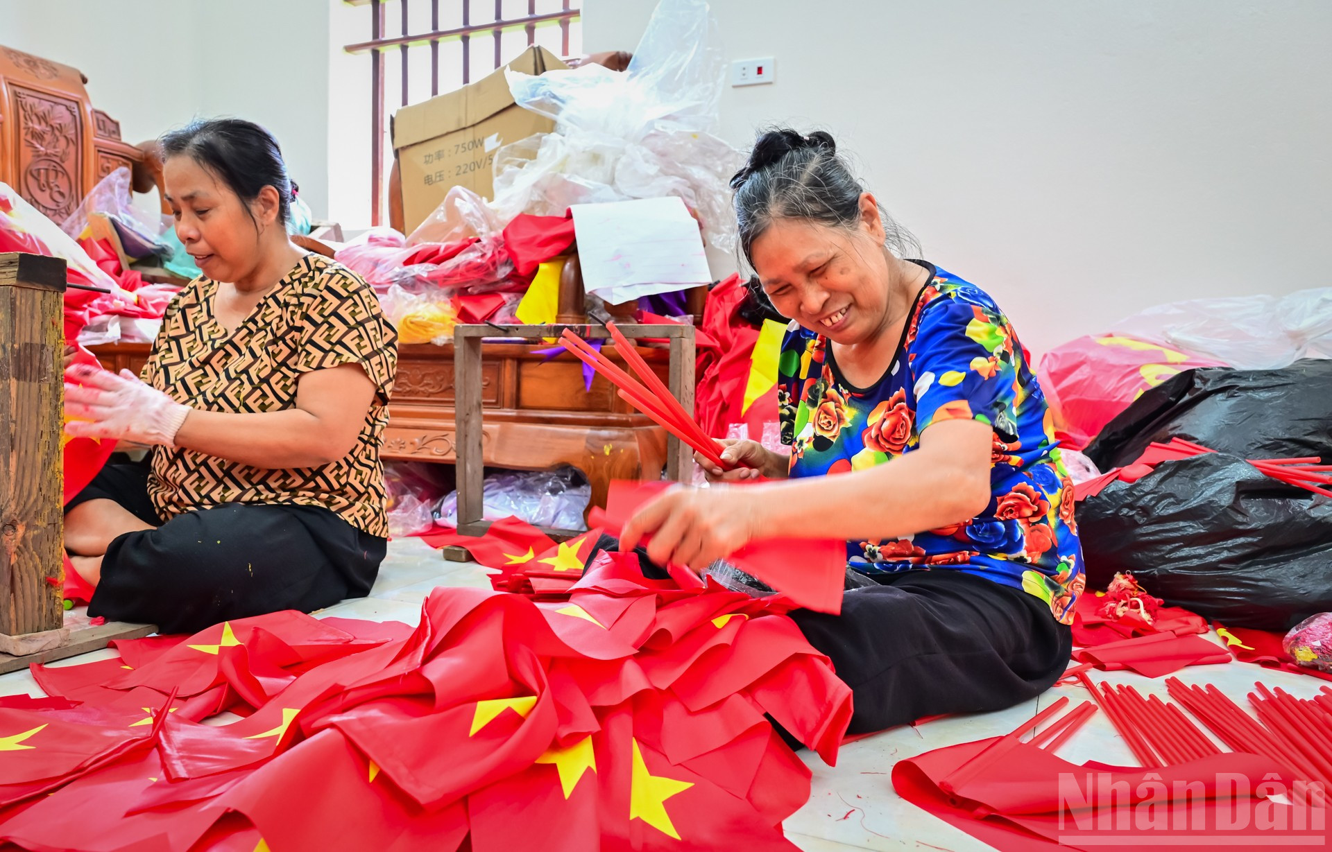 Nhiều hộ gia đình tại đây có đến 4 thế hệ tham gia vào nghề may cờ Tổ quốc. Công việc này không những mang lại thu nhập, niềm vui mà còn gắn kết họ với truyền thống đáng tự hào này. ndo_br_10.jpg