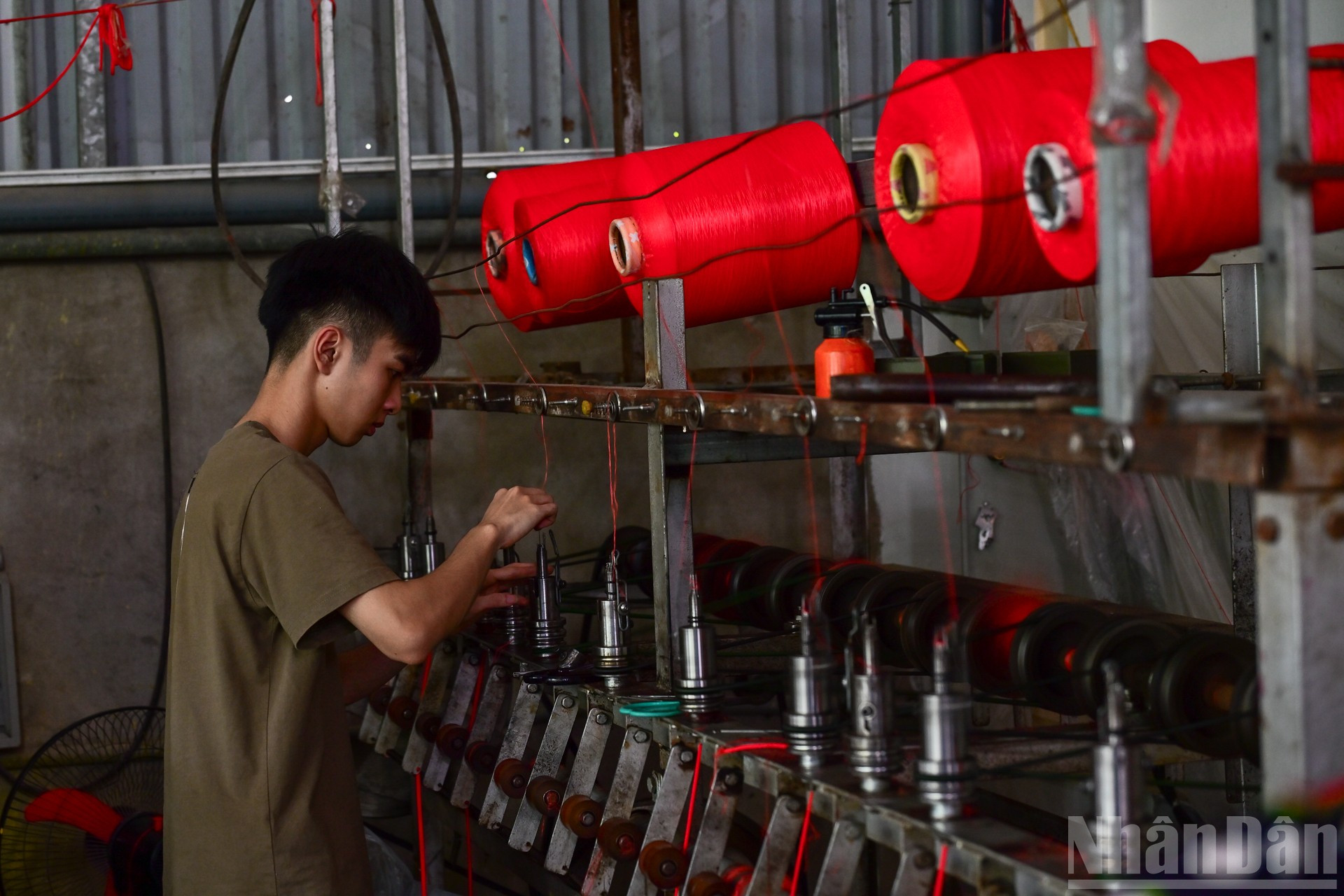 Từ máy móc đến các nhân viên xưởng may tại làng Từ Vân đều hoạt động hết công suất những ngày này để kịp sản xuất những lá cờ Tổ quốc, cung ứng cho thị trường cả nước. ndo_br_2.jpg
