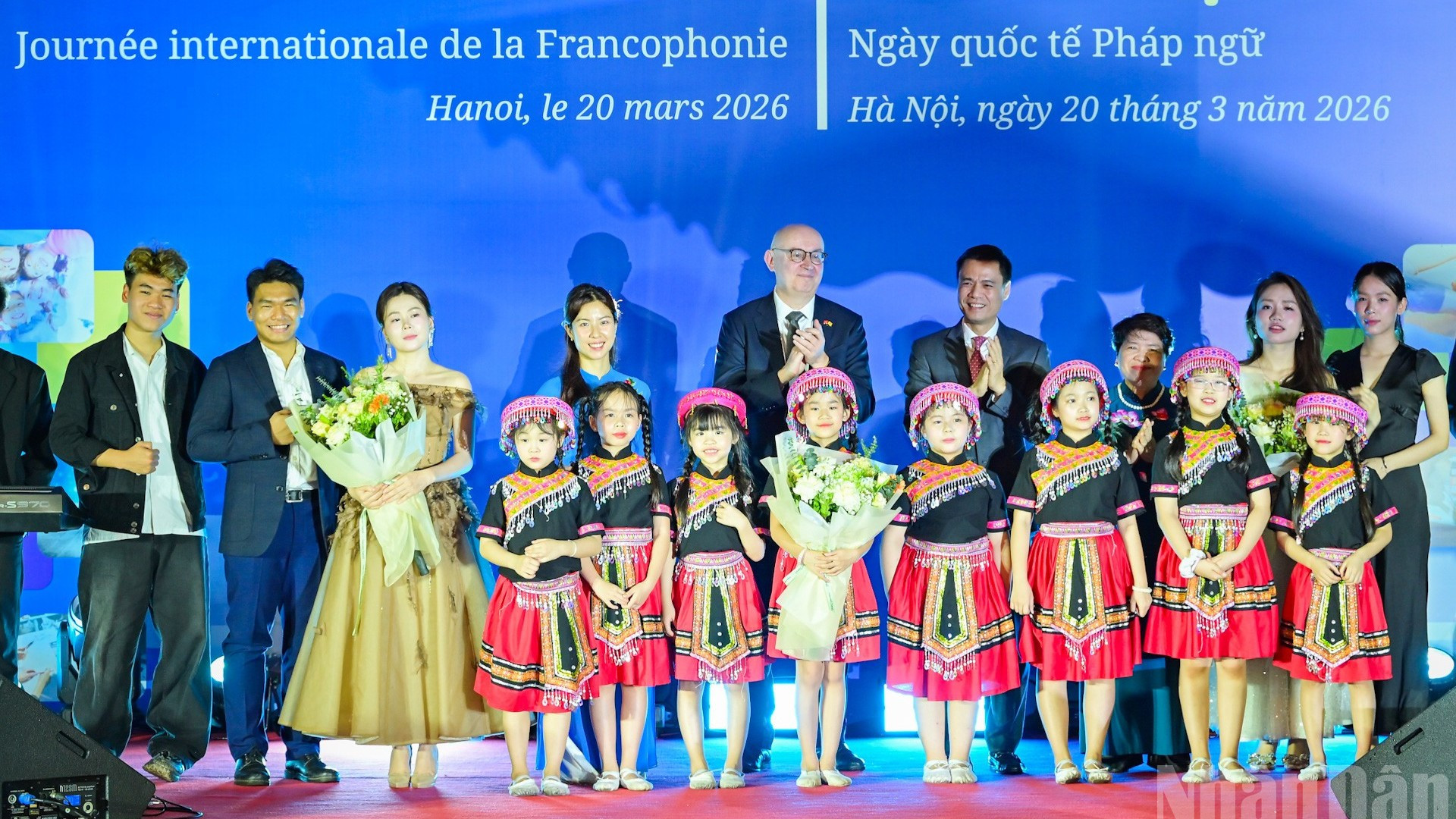 Các đại biểu trong nước và quốc tế tặng hoa các nghệ sĩ tại lễ kỷ niệm.