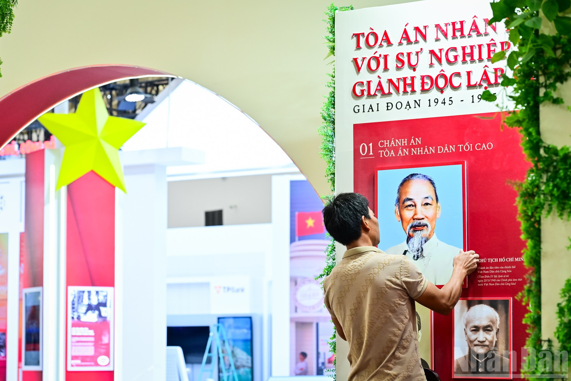 Các gian trưng bày của các bộ, ngành, địa phương... cũng đang gấp rút triển khai, hoàn thiện. ndo_br_vec-9.jpg