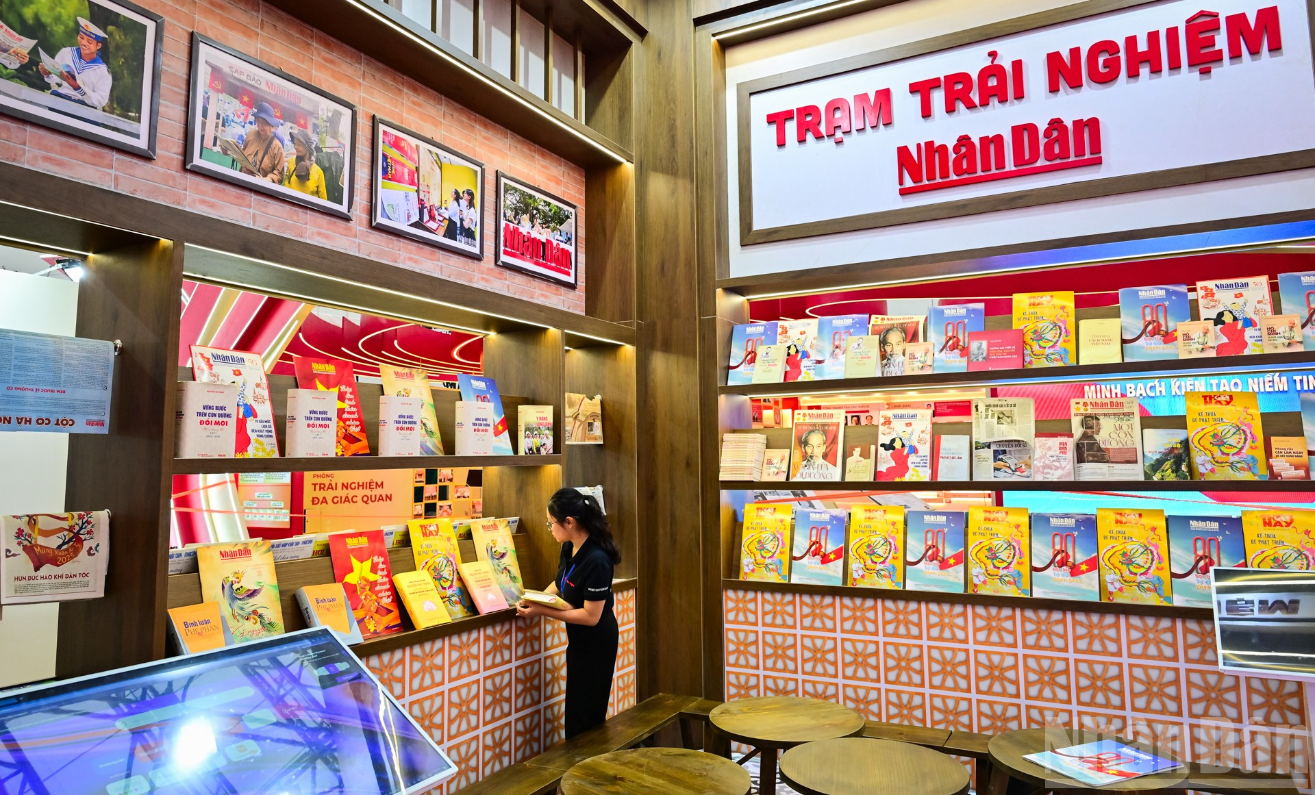 Không gian trưng bày của Báo Nhân Dân mang đến nhiều hình thức trải nghiệm mới lạ bằng công nghệ: AR, VR hay Holofan... ndo_br_vec-11.jpg