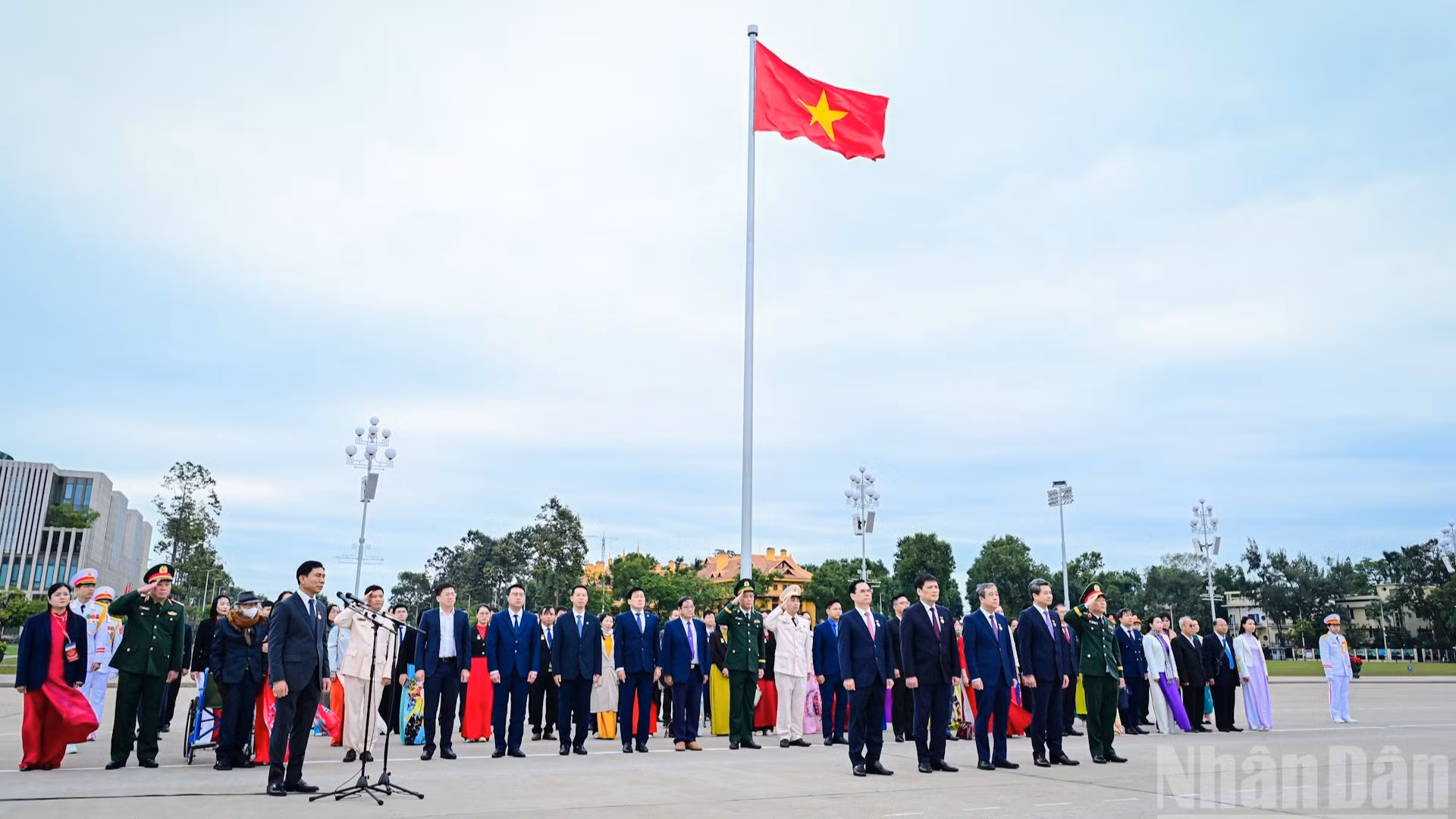 Các đại biểu dự lễ báo công thực hiện nghi thức chào cờ.